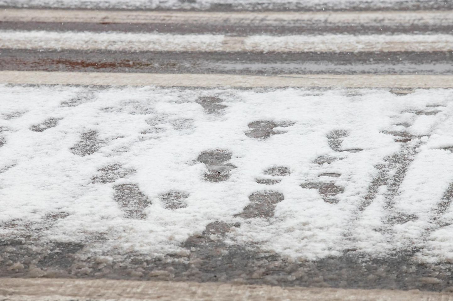 Esimese lumega on pühapäeval Viljandimaal kaasnenud libedust, mis on põhjustanud kukkumisi.