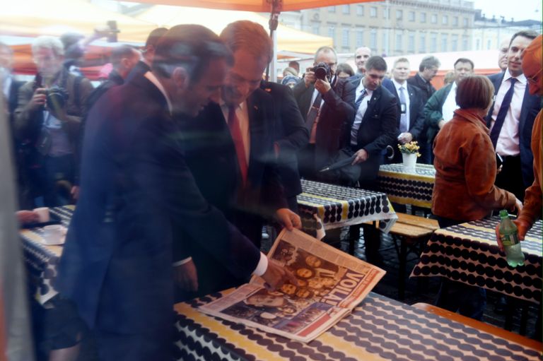 Emmanuel Macron ja Sauli Niinistö Soome lehega tutvumas