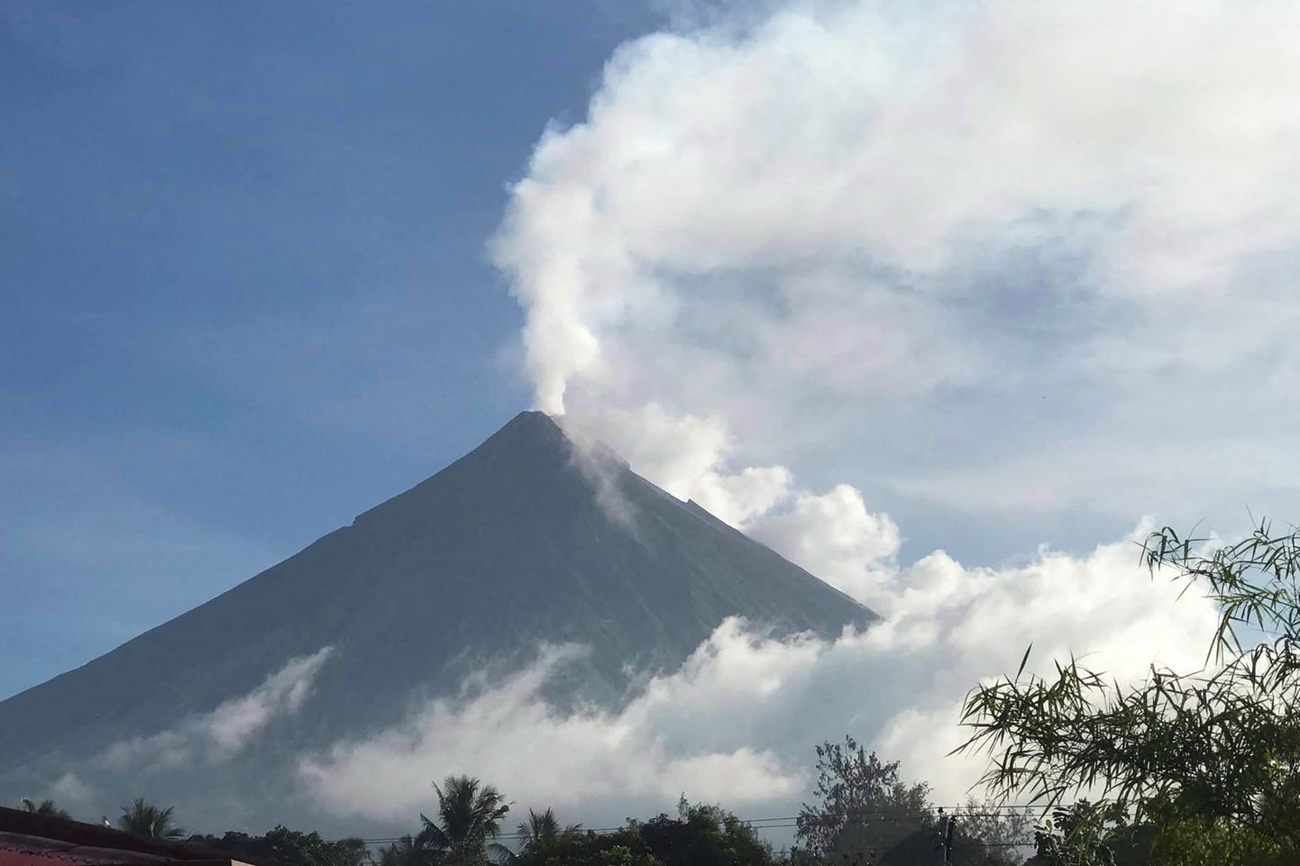 Tuha- ja gaasipilv tõusmas Mayoni vulkaanist Filipiinidel.