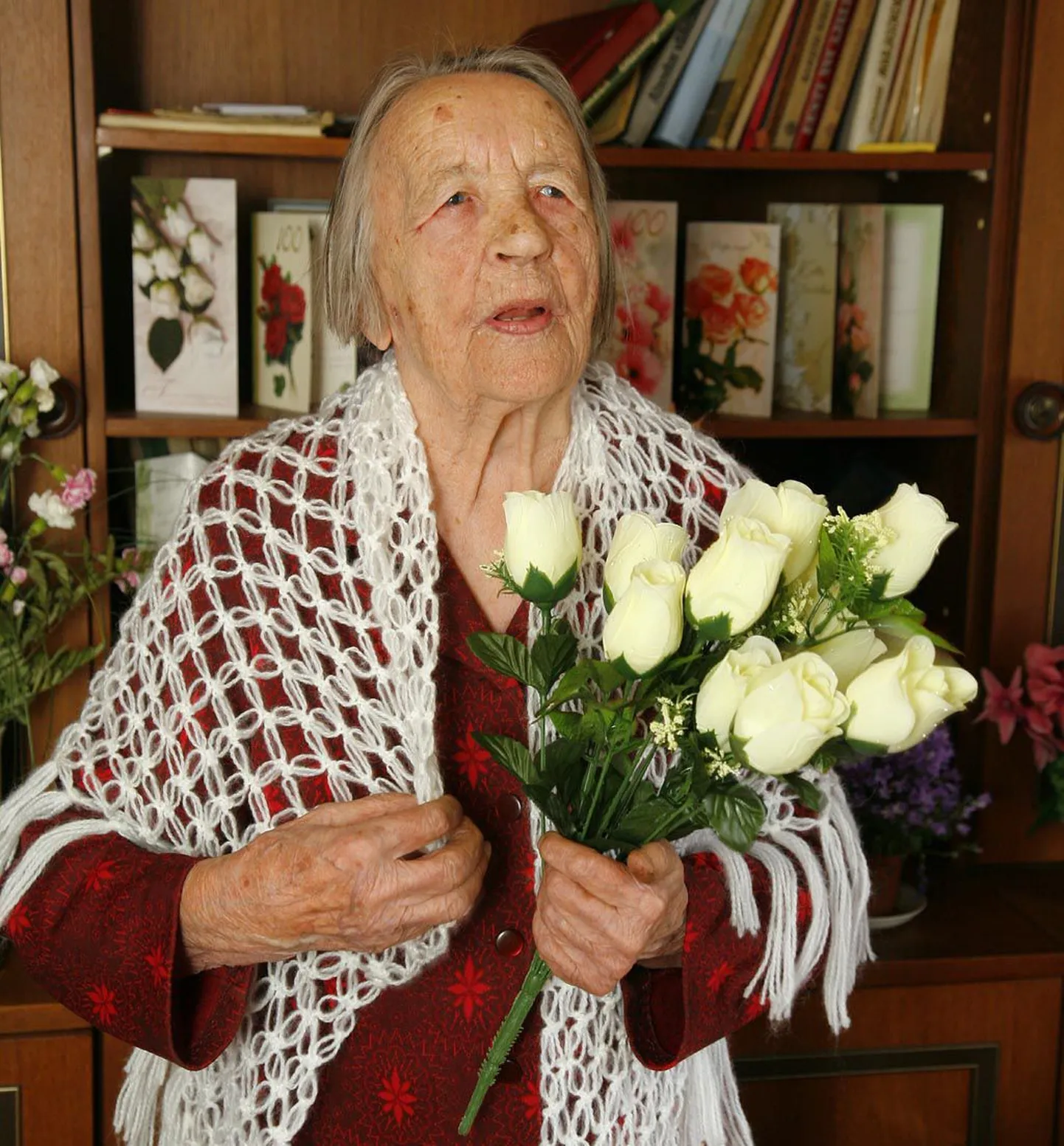 “See sall, mis mul ümber, on juubelikingitus. Las ma võtan valged roosid ka veel kätte, need meeldivad mulle väga,” ütleb Alma Visnapuu fotograafile.