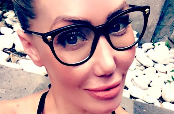 сиськи селфи Судьбу нокаутировавшей модель Playboy груди решат ее поклонники