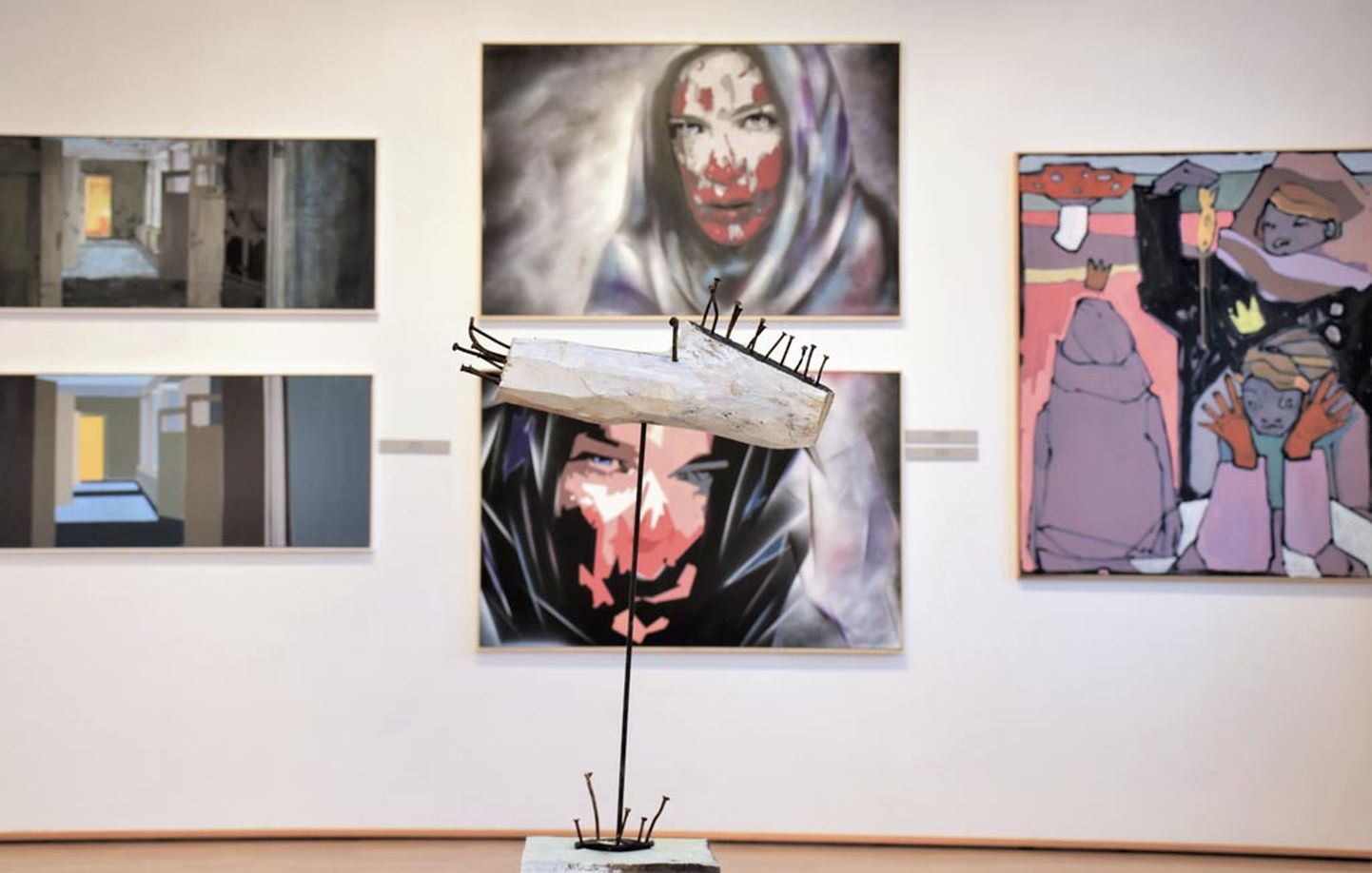 Pärnu kunstnike majas näeb Tartu kõrgema kunstikooli maaliosakonna tudengite ja õppejõudude uudisloomingut.