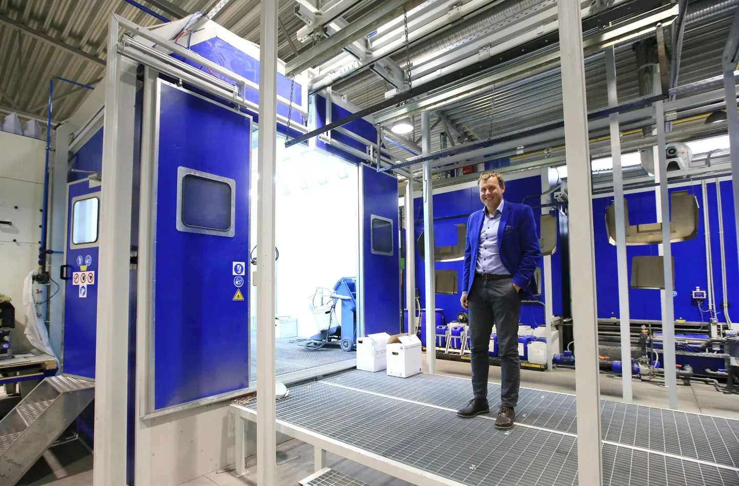Metallitööstusettevõtte Metec juht Toomas Lepp näitas ligi pool miljonit eurot maksvat uut värvimisliini, mis võtab enda alla suure tsehhi.
