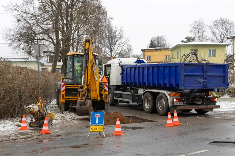 Töömehed peavad lõhkenud toru maa seest välja kaevama, et seda parandada saaks.