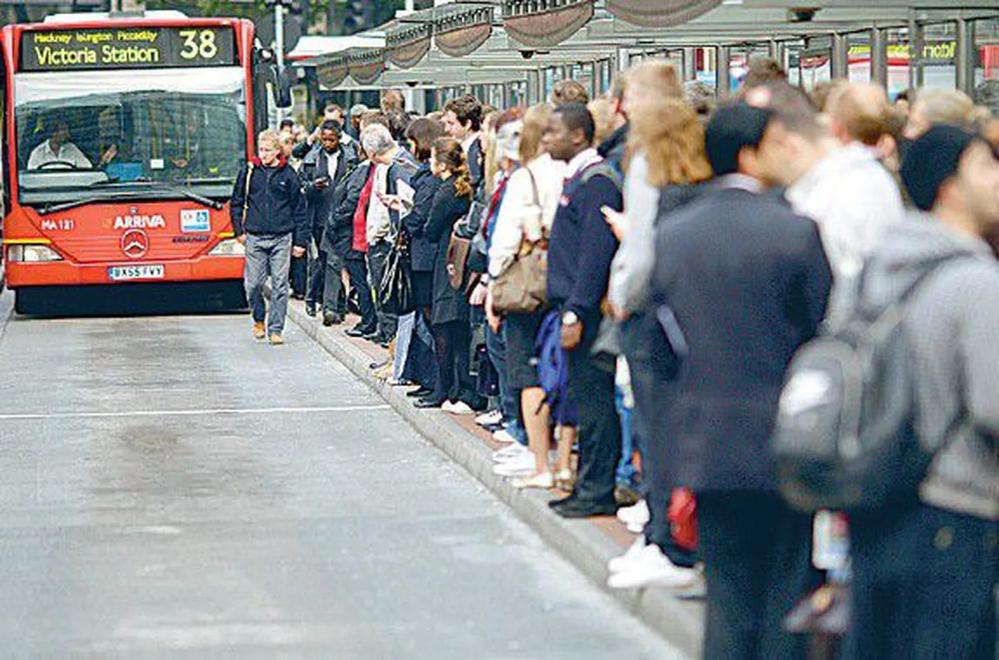 Kaose vältimiseks toodi linnatänavaile lisabussid. Pildil londonlased eile Victoria jaamas.