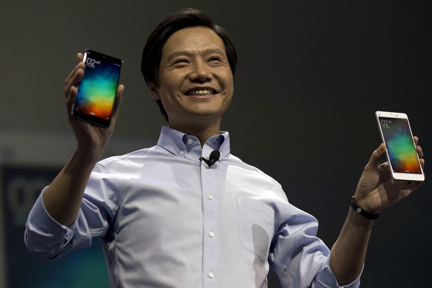 Директор компании Лэй Цзюнь, представляя новые смартфоны, сказал, что они тоньше и легче, чем iPhone 6 Plus