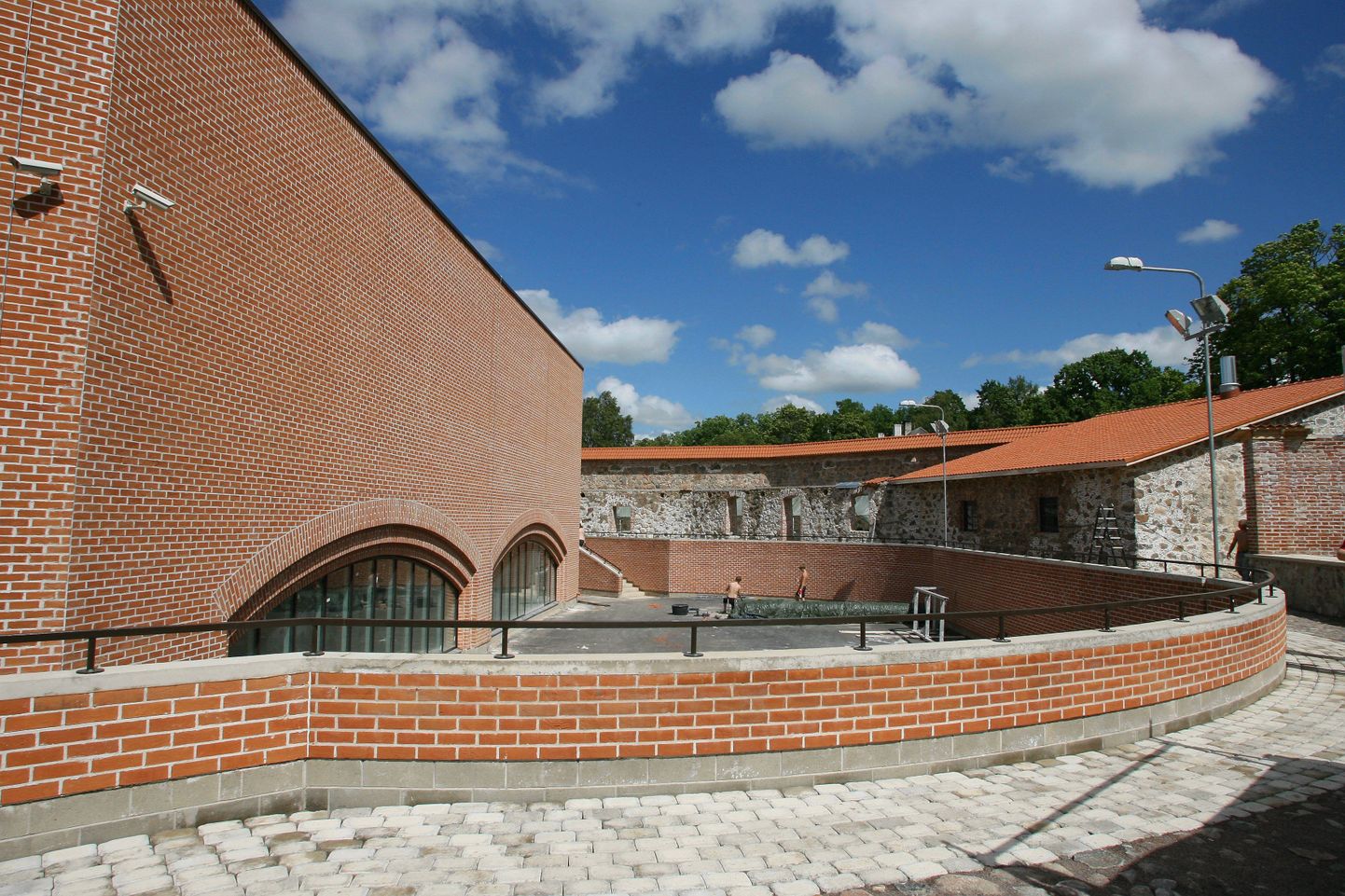 Heimtali mõisa ringtalli müüride vahele kerkinud spordihoone on 2008. aastal Viljandimaal valminud uusehitistest üks suurejoonelisemaid.
Elmo
er/ Foto ELMO RIIG/ SAKALA