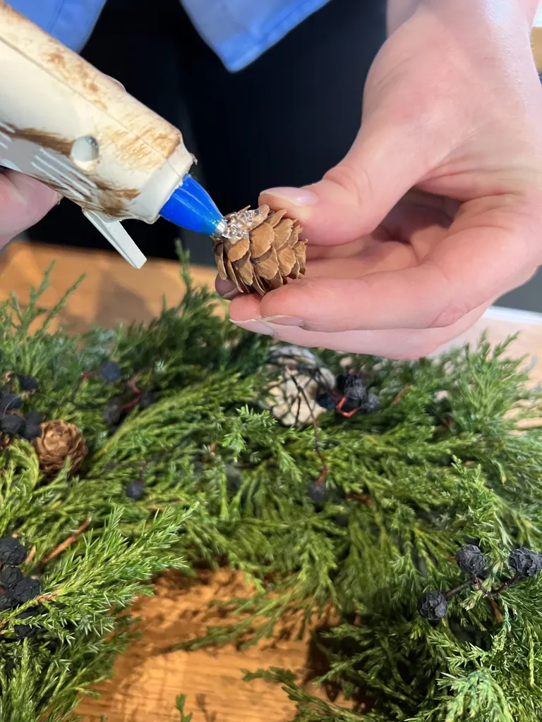 Paberpallikesed ja käbid kinnitasime kuuma ­liimiga.