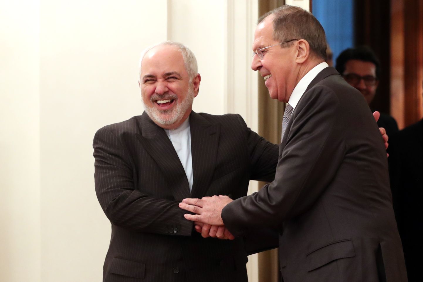 Iraani välisminister Mohammad Javad Zarif (vasakul) ja Vene välisminister Sergei Lavrov esmaspäeval Moskvas.