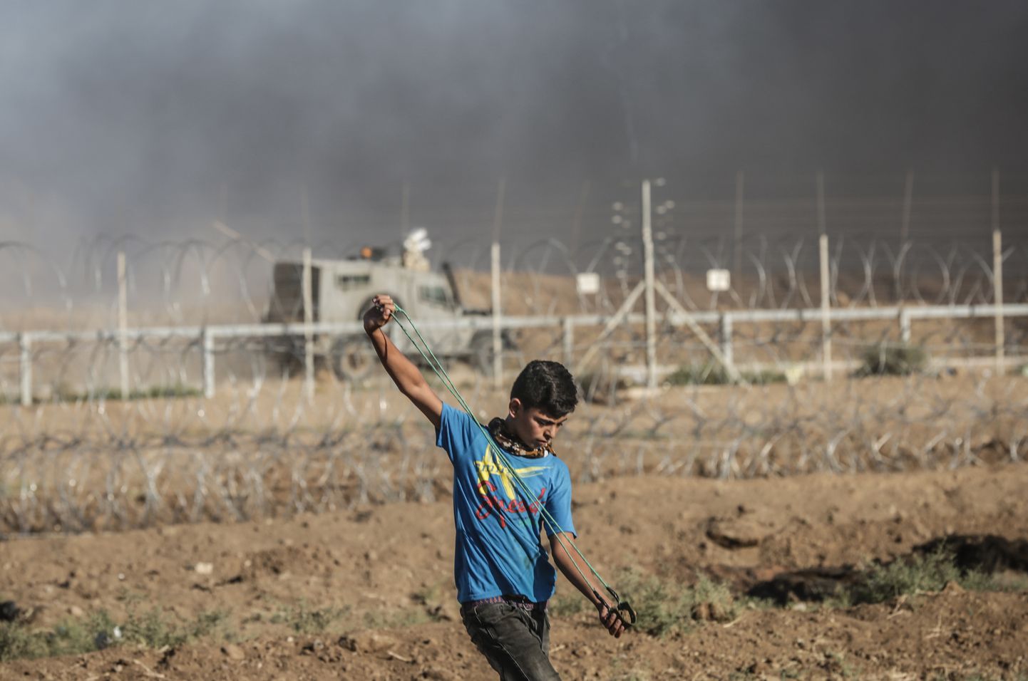 Linguga palestiina poiss Iisraeli-Gaza piiril.