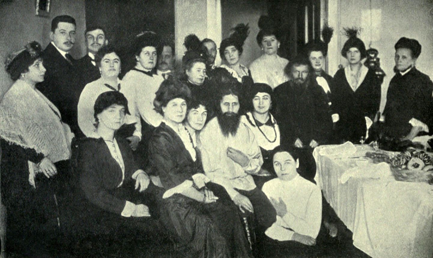 Фаворит российской императрицы Григорий Распутин с поклонницами, 1914 год.