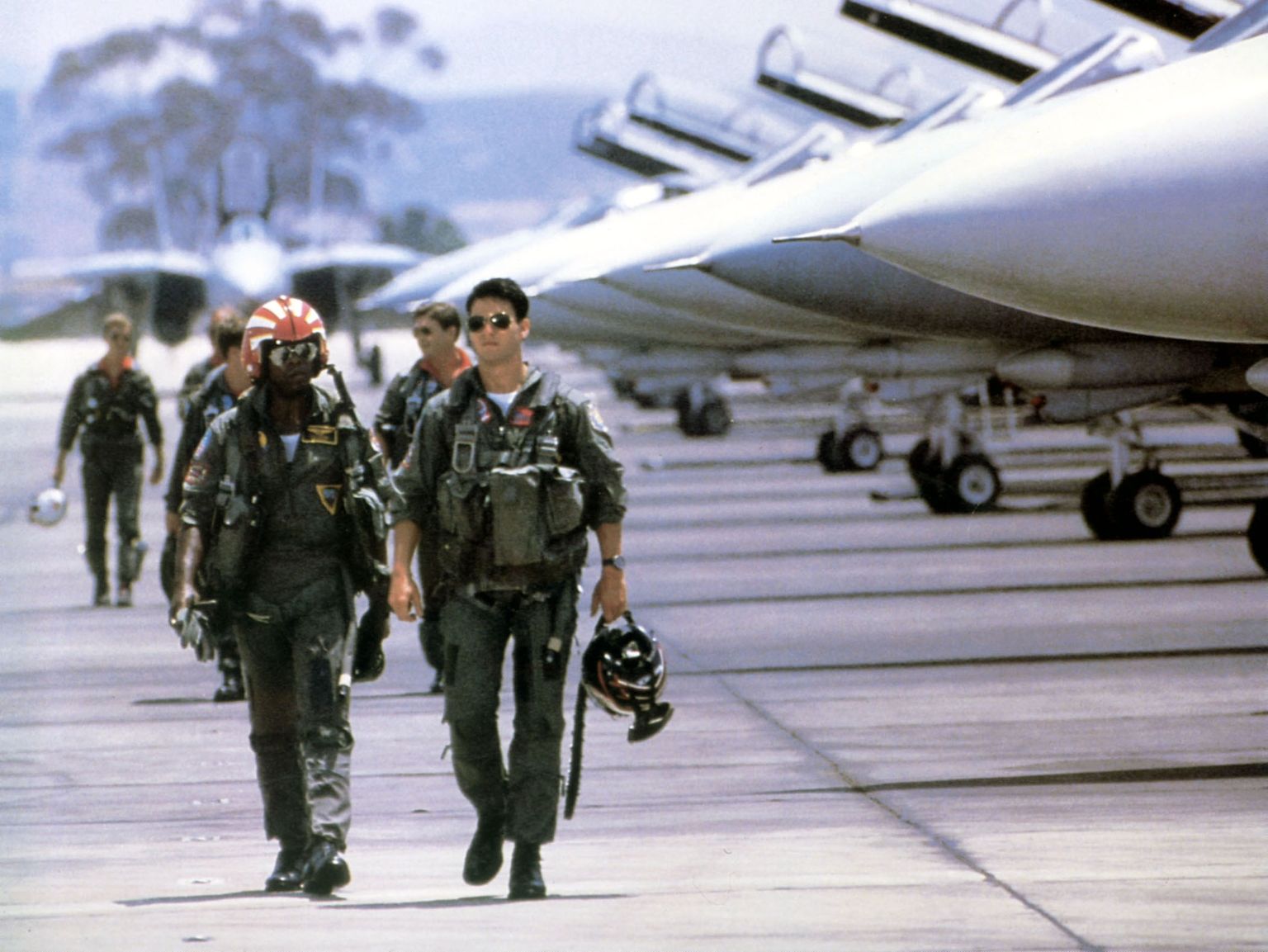 Kaader 1986. aasta filmist «Top Gun». Keskel paremal on Tom Cruise