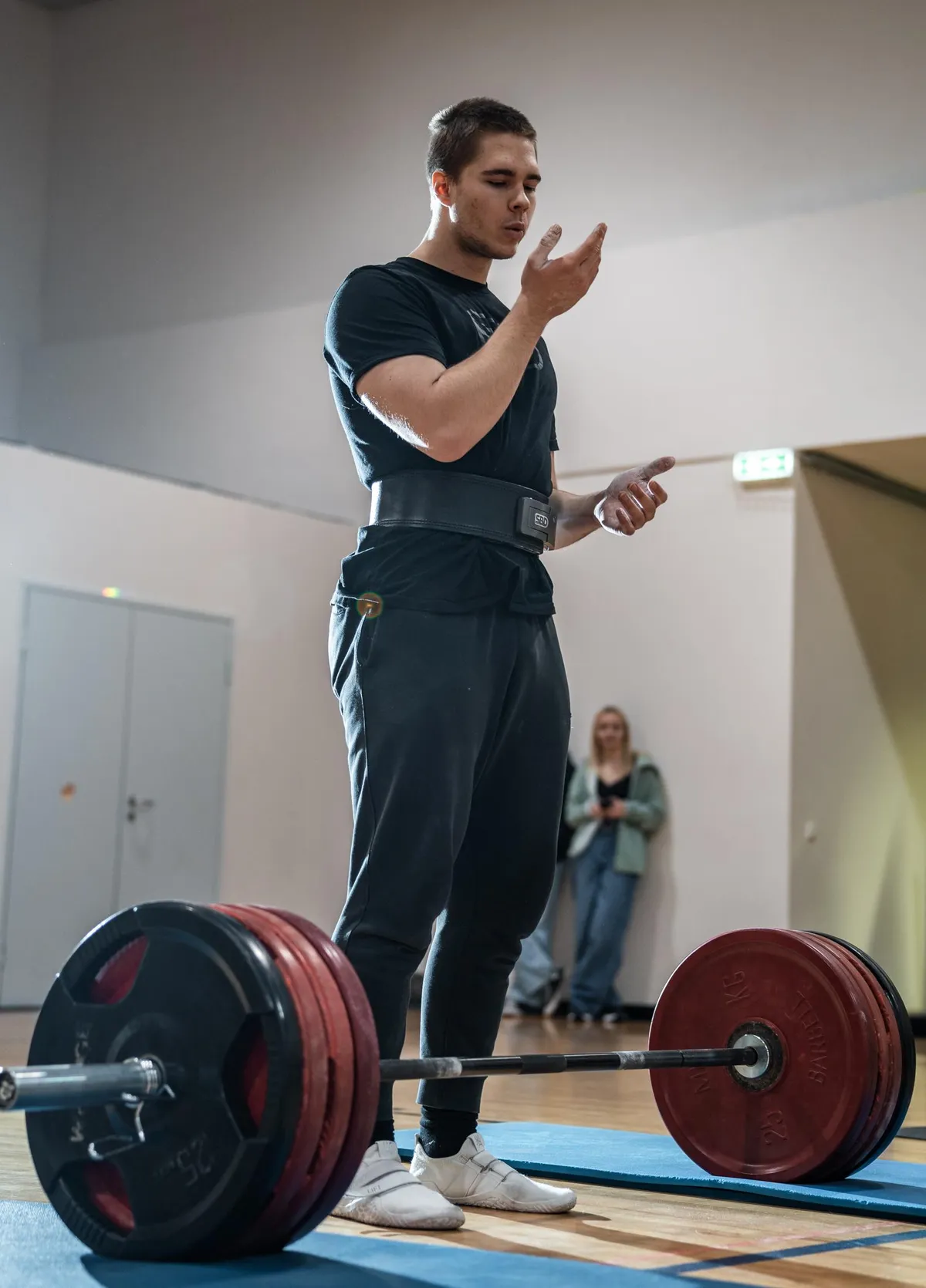 Nii õpetaja kui õpilased lähevad silmanähtavalt elevile, kui nende ees püünel seisab Reinhard Rebane, jalge ees 250kilone kang.