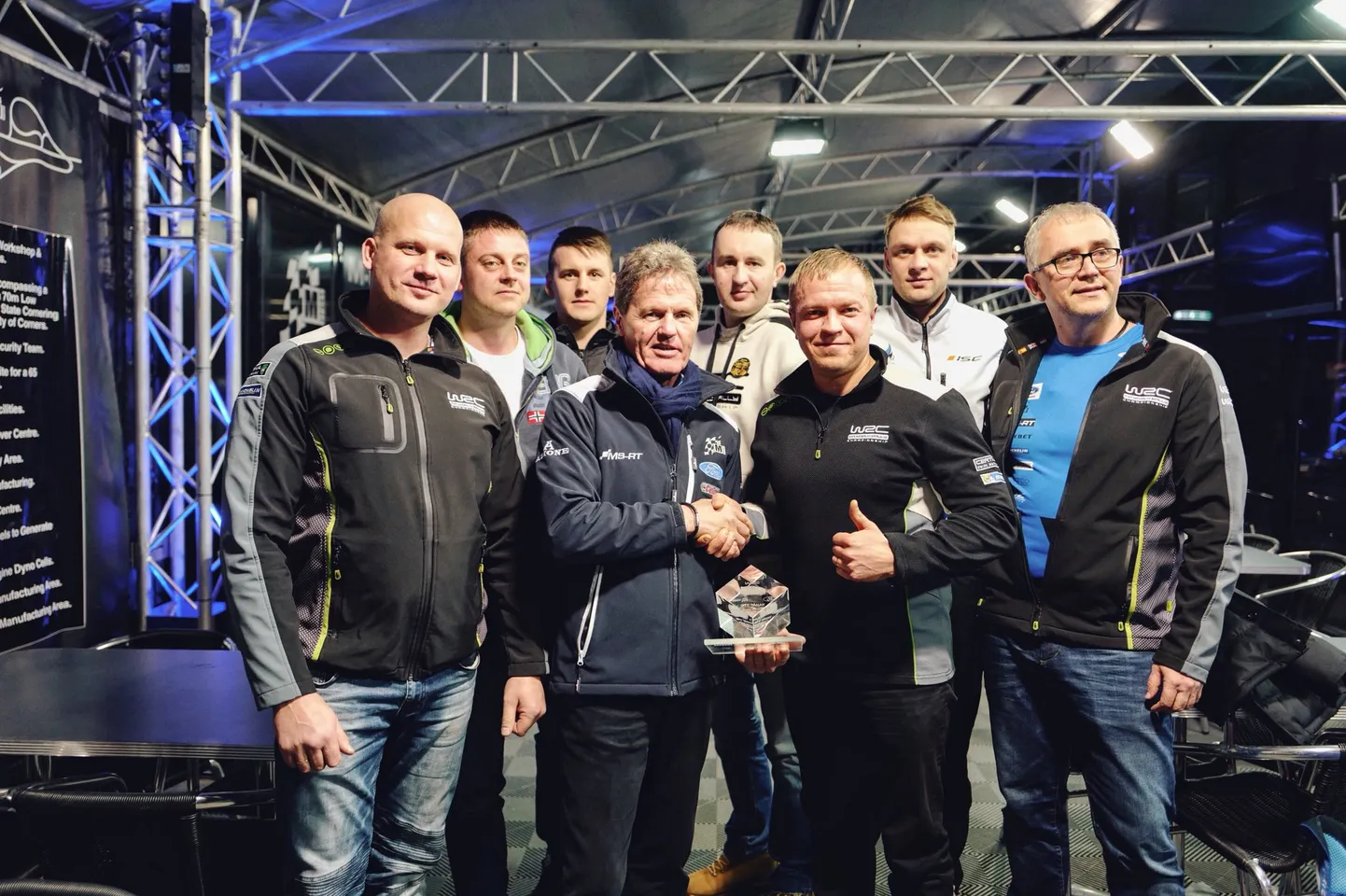 Malcolm Wilson (esireas vasakult teine) poseerimas Eesti rallifännidega, kes teda südamliku kingitusega üllatasid.