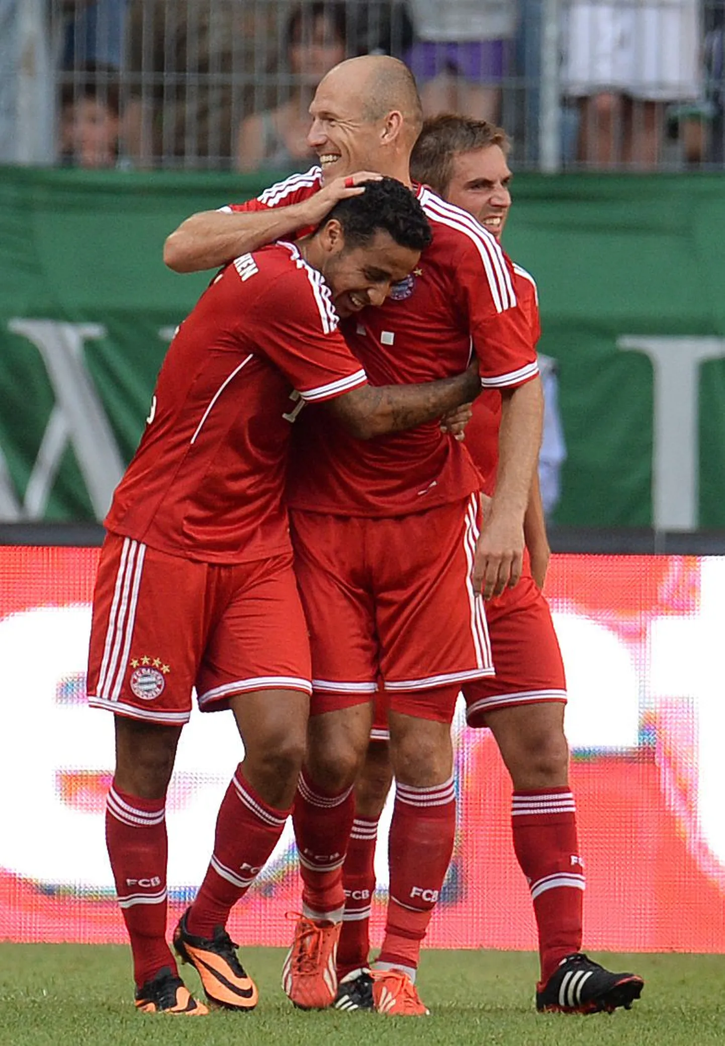 Thiago koos Arjen Robbeniga väravat tähistamas.