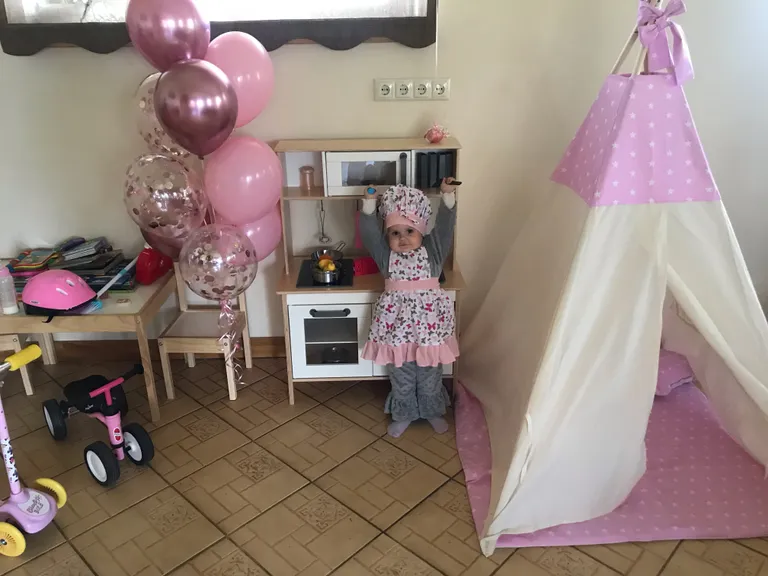 Mini virtuve. “Es esmu Hanna-Grēta un šī ir manas mājiņas virtuve! Te es gatavoju savai ģimenei smilšu kūkas un spēlējos ar māsu, un brālēnu.”