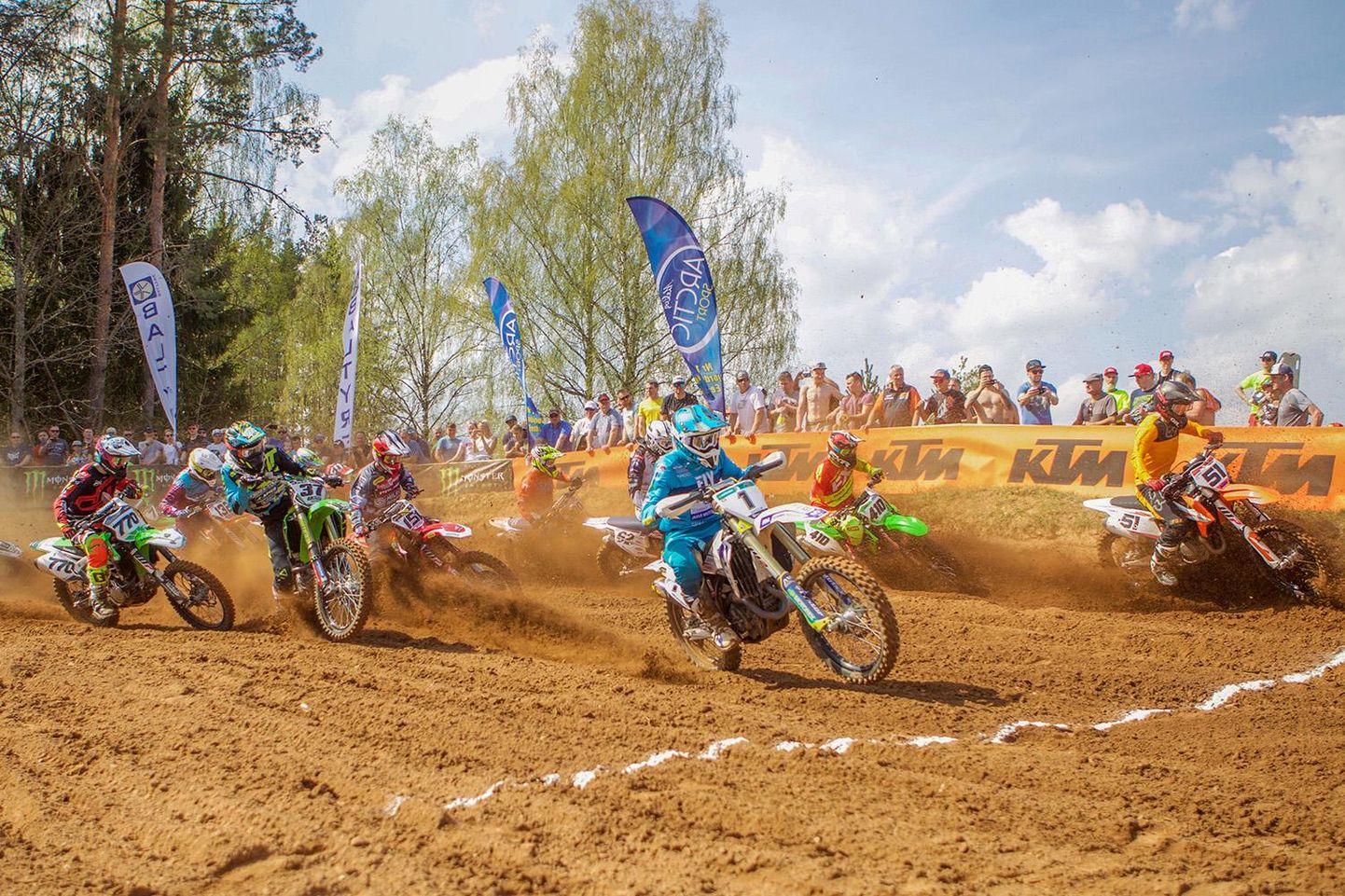 Karksi-Nuias sõideti Eesti motokrossi meistri- ja karikavõistluste avaetapp, kus kuninglikus MX1 klassis võttis pärast põnevaid võidukihutamisi etapivõidu Tanel Leok (1).