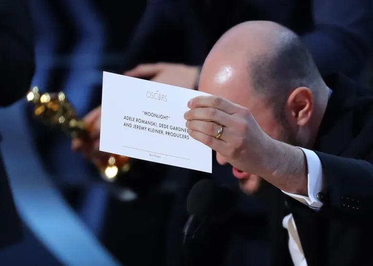 Produtsent Jordon Horowitz näitamas kaarti, millel on parimaks filmiks märgitud «Moonlight» / Lucy Nicholson/Reuters/Scanpix