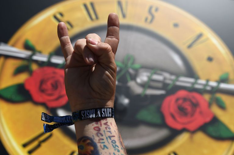 Fänni käsi ja Guns N' Roses' i logo