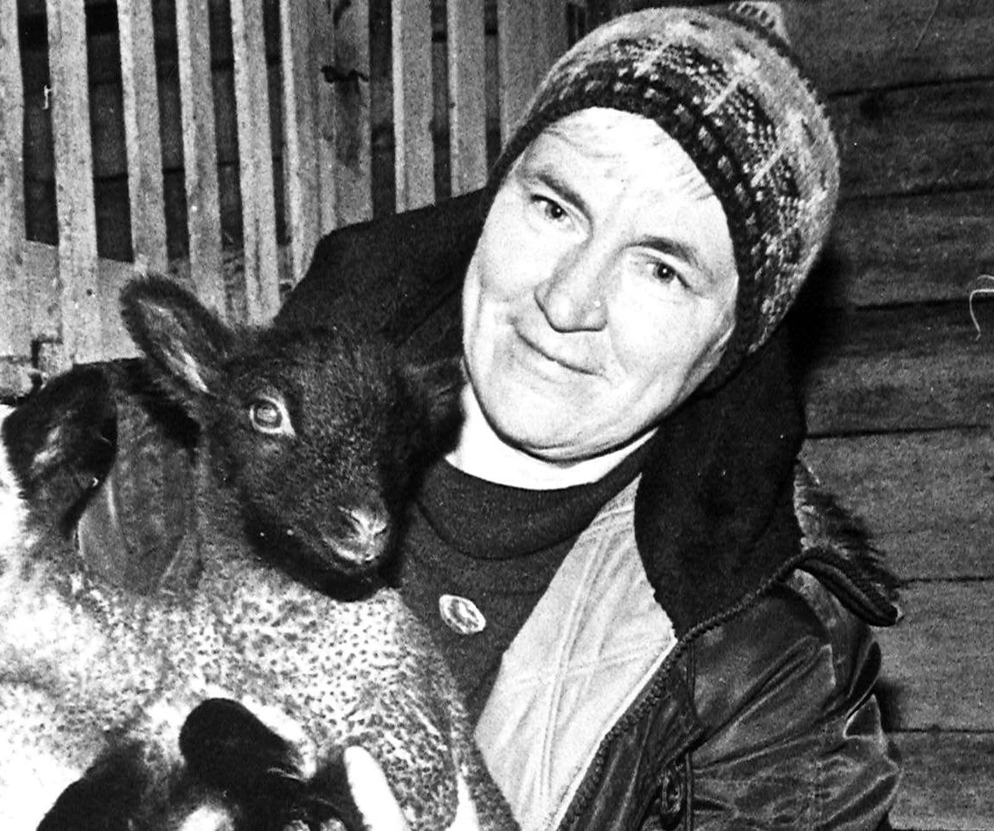Oma lammaste villast kudus kunstnik paljude suurte vaipade põhipinnad. Aga villa jätkus nii tudengitele koolitöödeks kui sõpradele. Foto on tehtud aastal 1995.