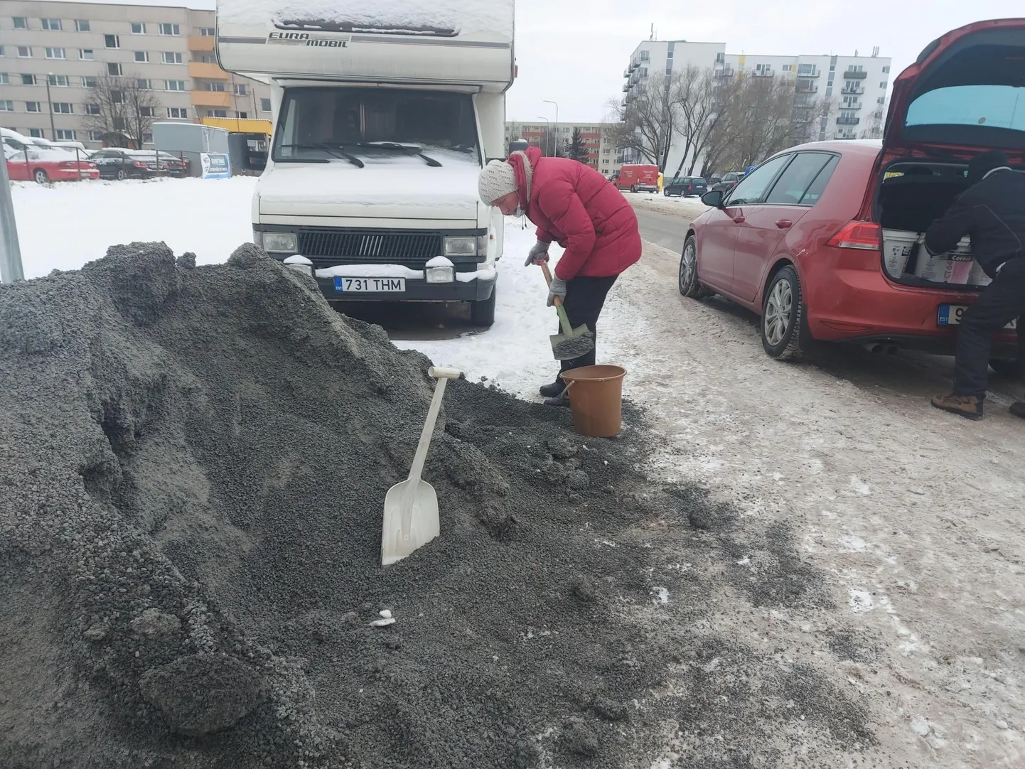 Detsembris Pärnu Metsa tänavale libedatõrjeks toodud killustikuhunnik kahanes kui kevadine lumi.