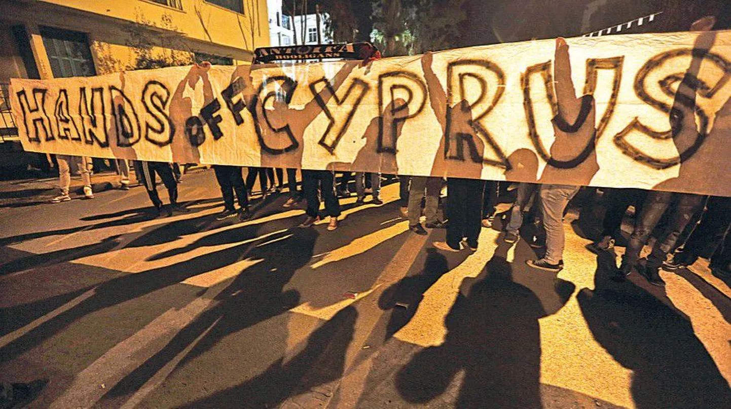 Küprose pealinnas Nicosias tulid eile õhtul ELi hoonete ette vihased protestijad, käes plakat «Käed Küprosest eemale!».