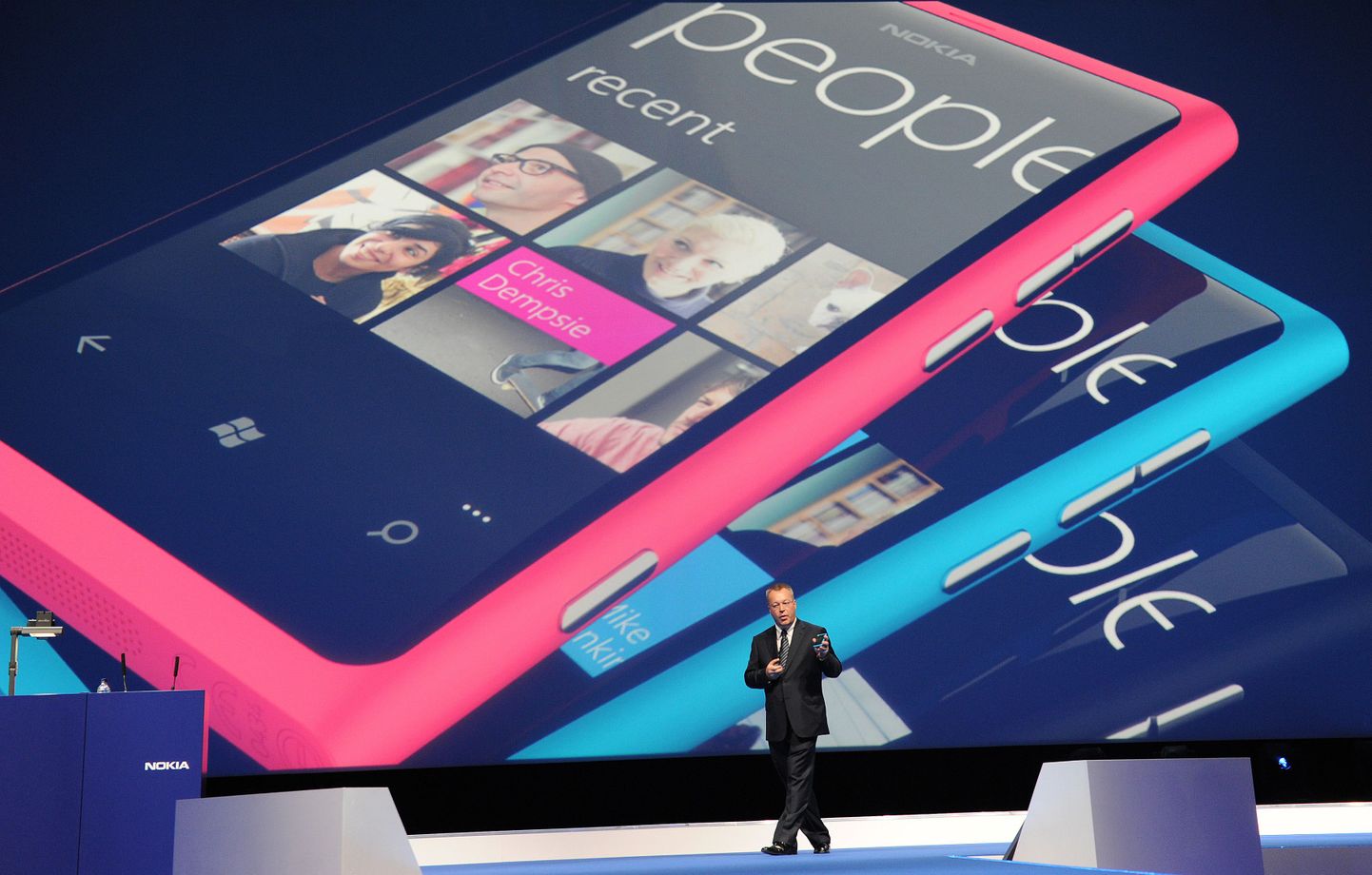 Nokia juht Stephen Elop tutvustab Nokia uusi nutitelefone.
