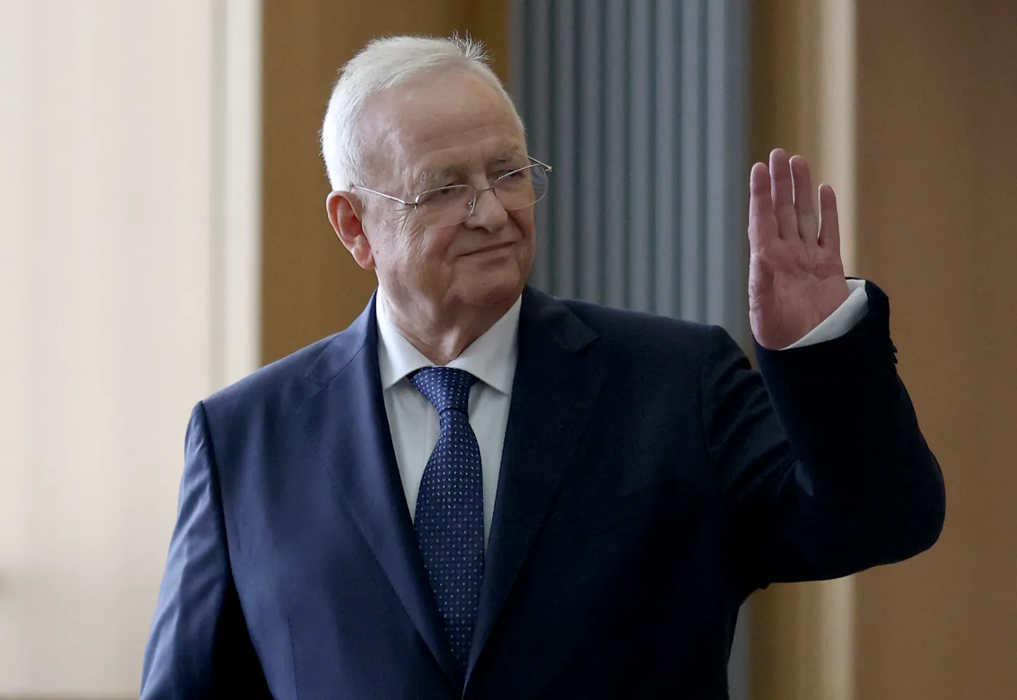 Volkswageni endine tegevjuht Martin Winterkorn lehvitab Braunschweigi kohtusse saabudes. Saksamaa autotootja tunnistas 2015. aastal, et installeeris miljonitesse sõidukitesse heitmenumbrite määramiseks tarkvara, mis põhjustas Saksamaa suurima sõjajärgse tööstusskandaali. Winterkorni võib süüdimõistmisel oodata kümneaastane vanglakaristus.