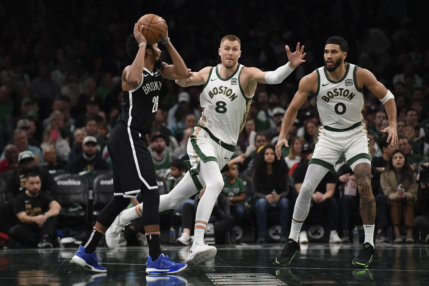 Kristaps Porziņģis darbojas aizsardzībā NBA spēlē