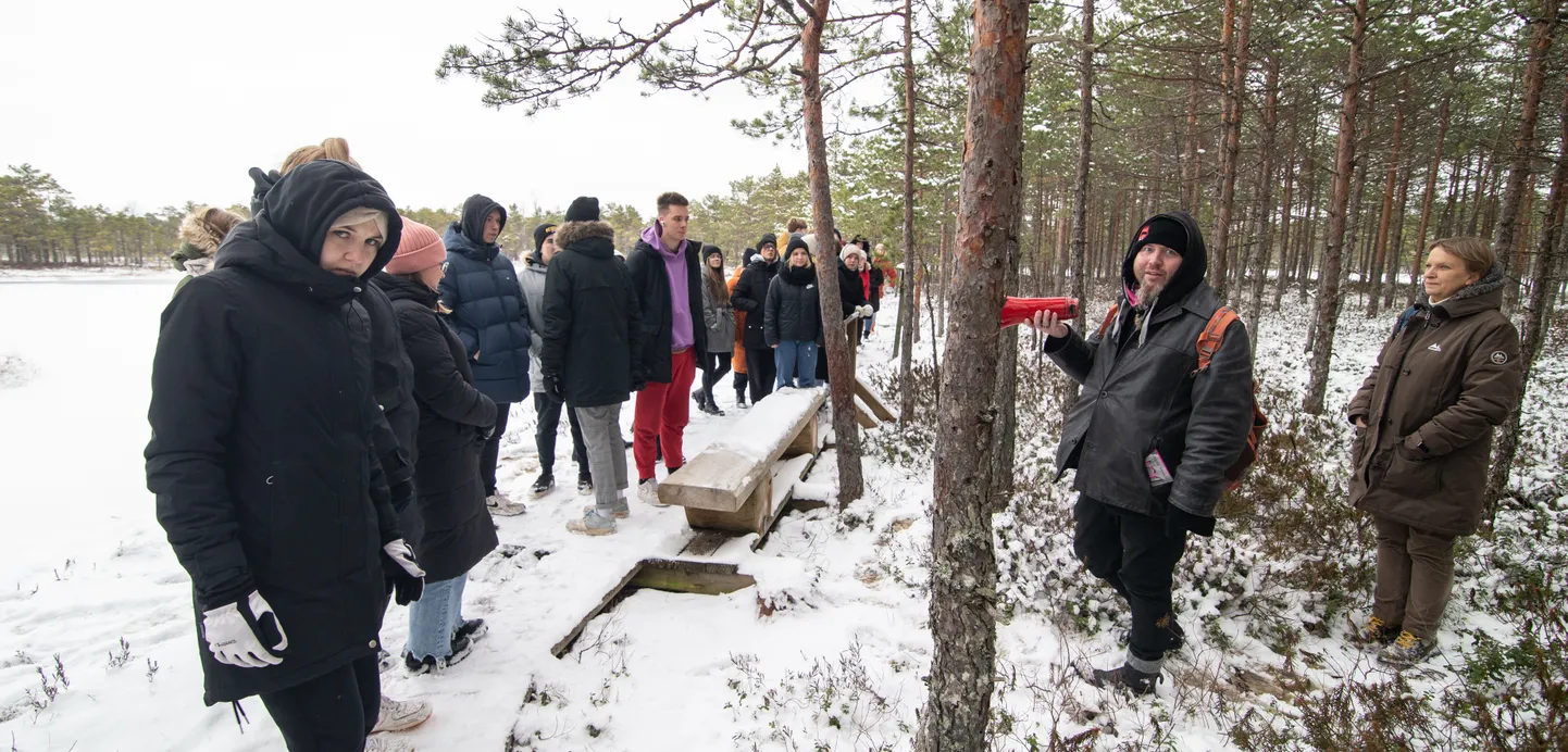 Luulet võis esitada läbi ruupori. Luuletaja Jürgen Rooste eelistas end kuuldavaks teha ilma selleta.