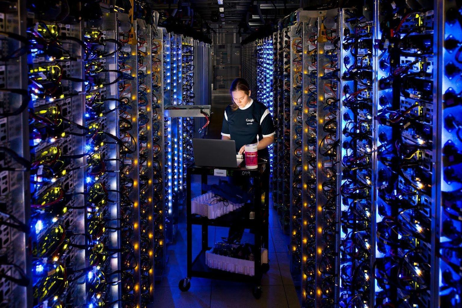 Google’i andmekeskus Dalleses Oregoni osariigis. Tehniku ümber olevates serverites on kümnete ja sadade miljonite inimeste digitaalsed trajektoorid, millest inimesed ei pruugi ise midagi teada.