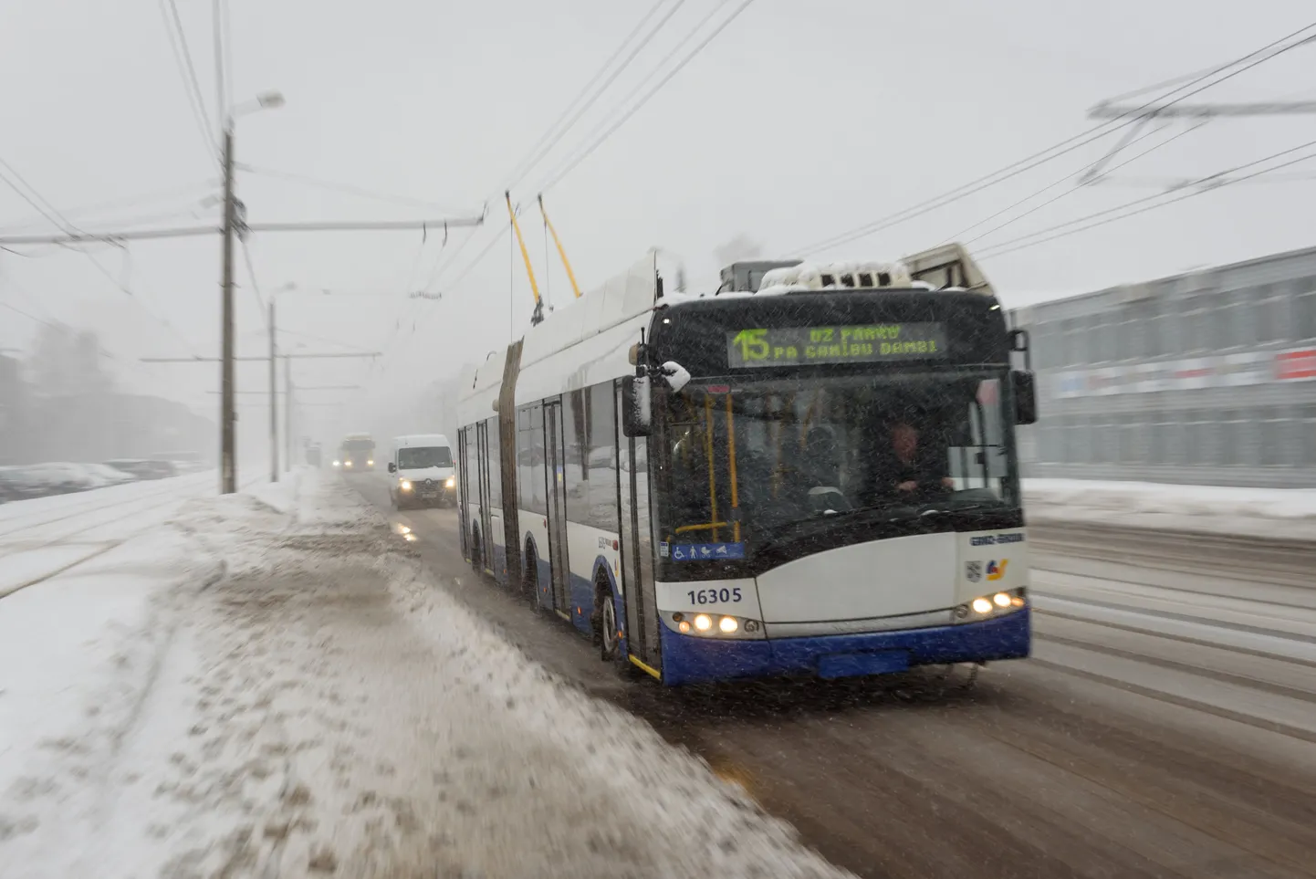 Buss lumisel Riia tänaval 8. detsembril 2022. aastal.