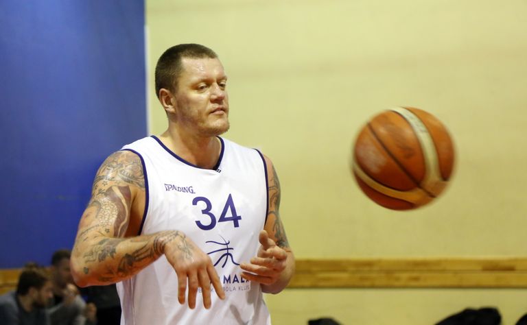 BK "Jūrmala Betsafe" basketbolists Kaspars Kambala treniņa laikā Biznesa augstskolas "Turība" basketbola zālē.
