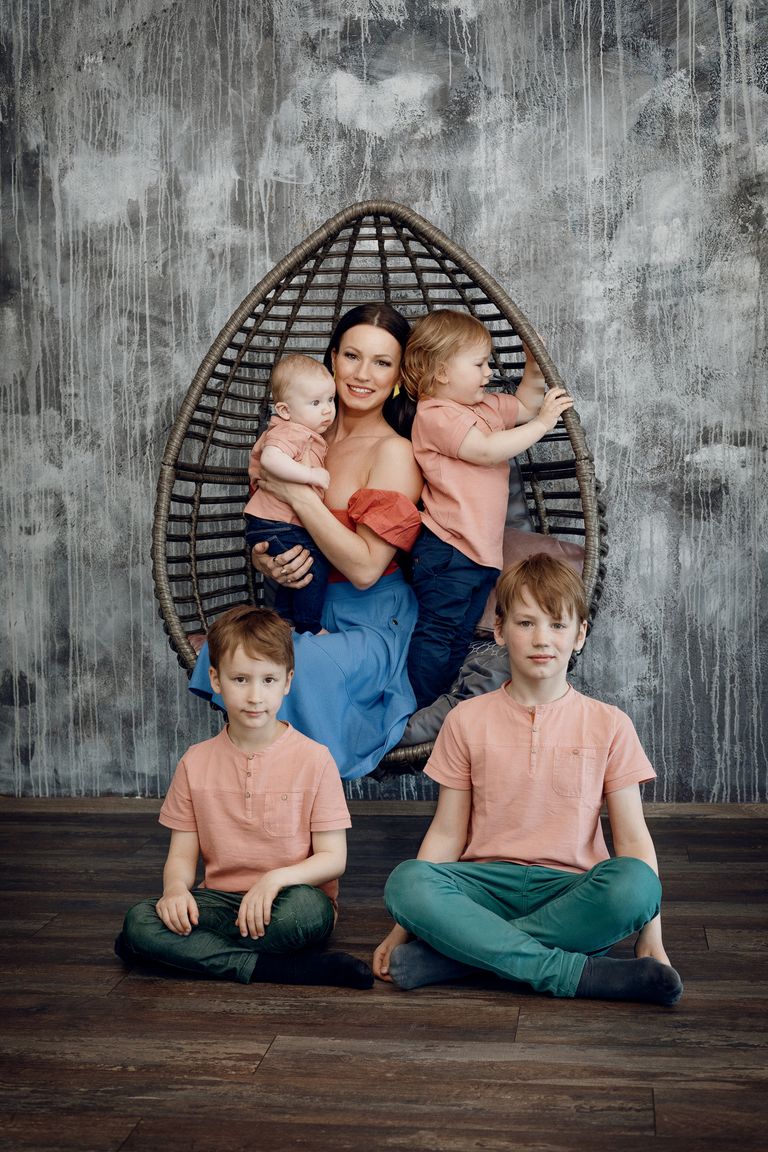 Silvia Ilves koos lastega.