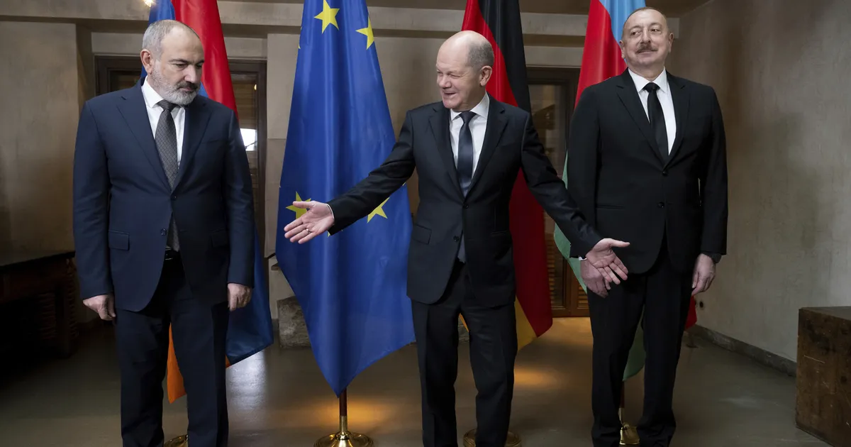 SÕJAKIRVE MATMINE Armeenia ja Aserbaidžaan hakkasid piiri maha märkima