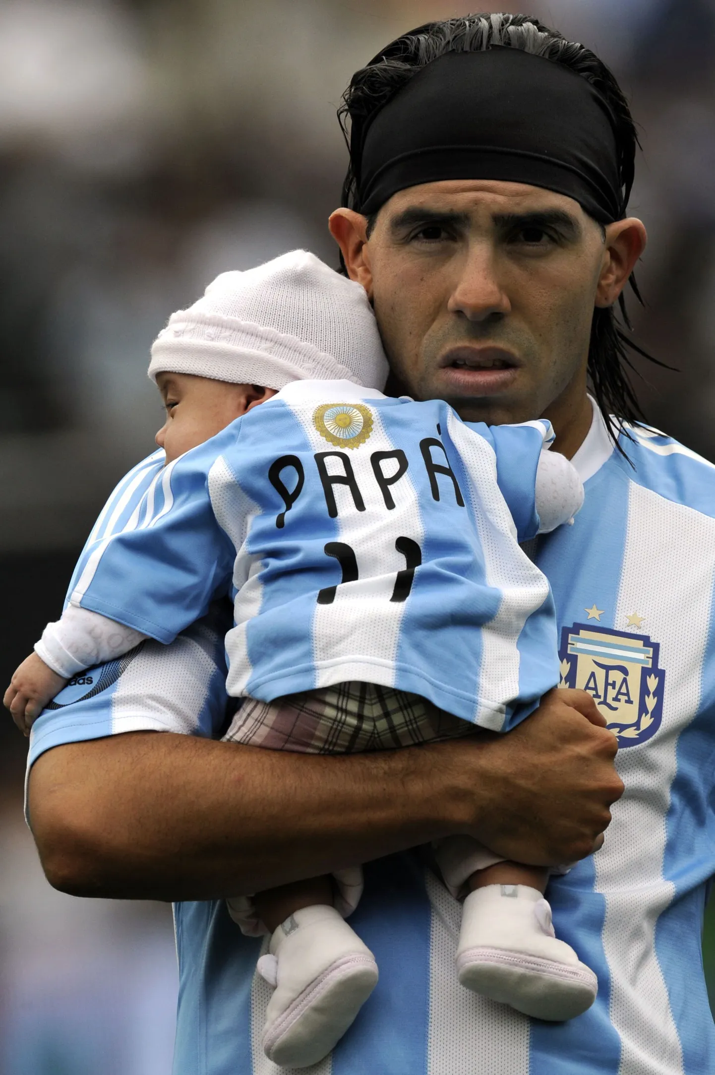 Argentina ründaja Carlos Tevez hoidmas süles oma poega.