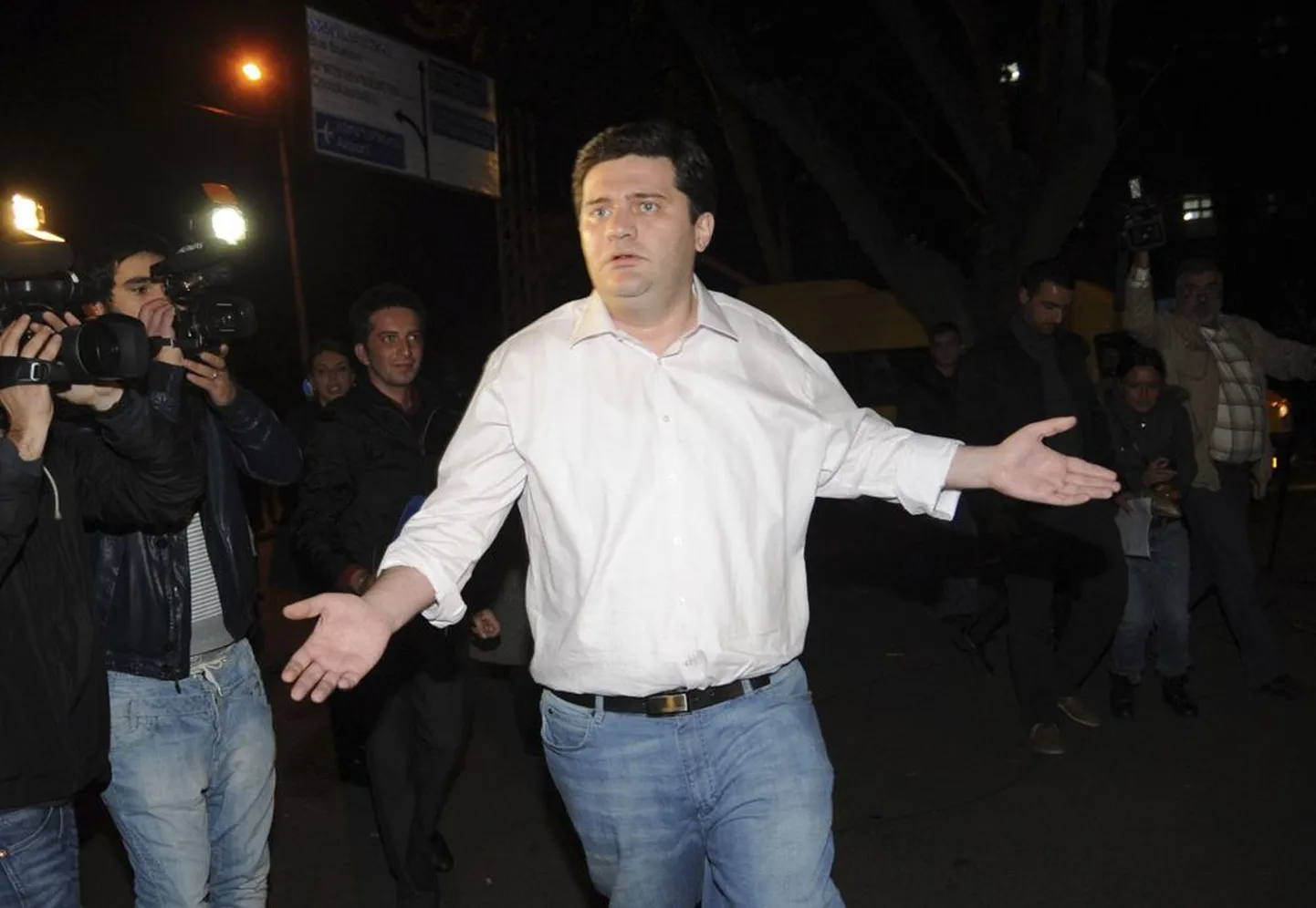 Gruusia endine sise- ja kaitseminister Batšo Ahhalaia eelmisel nädalal Thbilisis prokuröri juurde saabumas.