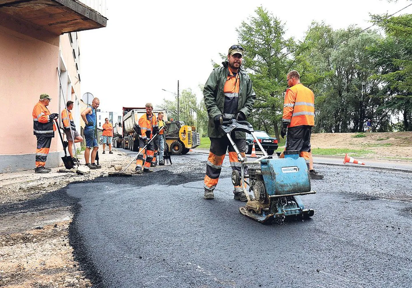 Fortuuna tänavas algas eilsel sajupäeval viimaks asfaldi panek, üles kaevatud tänav seisis pärast torutööde lõppu taastamise ootel mitu nädalat. Annelinna suunduvale teepoolele polnud eile õhtupoolikuks asfaldipanijad paraku veel jõudnud.