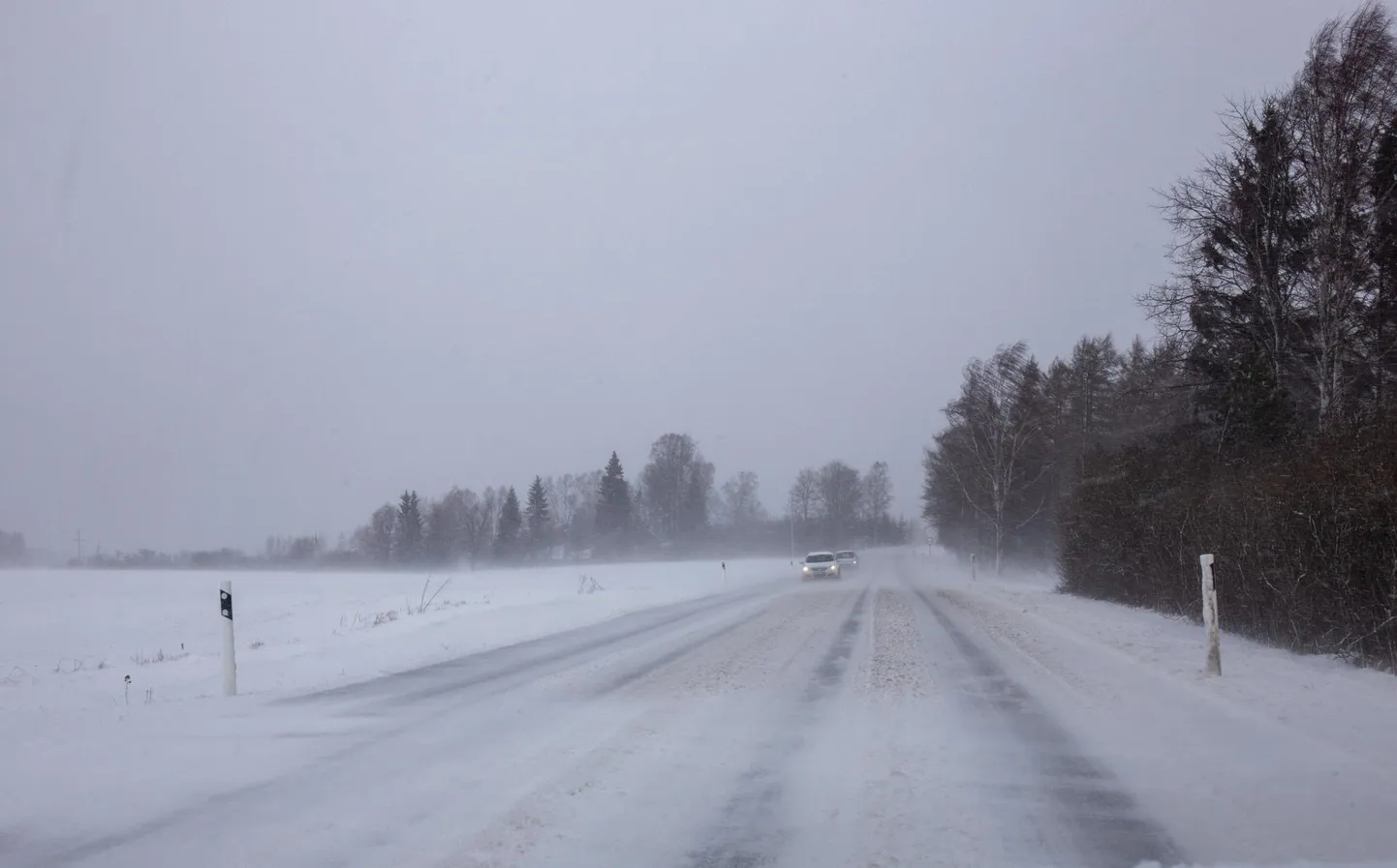 Teeolud on jätkuvalt rasked ja transpordiamet soovitab möödasõite vältida.