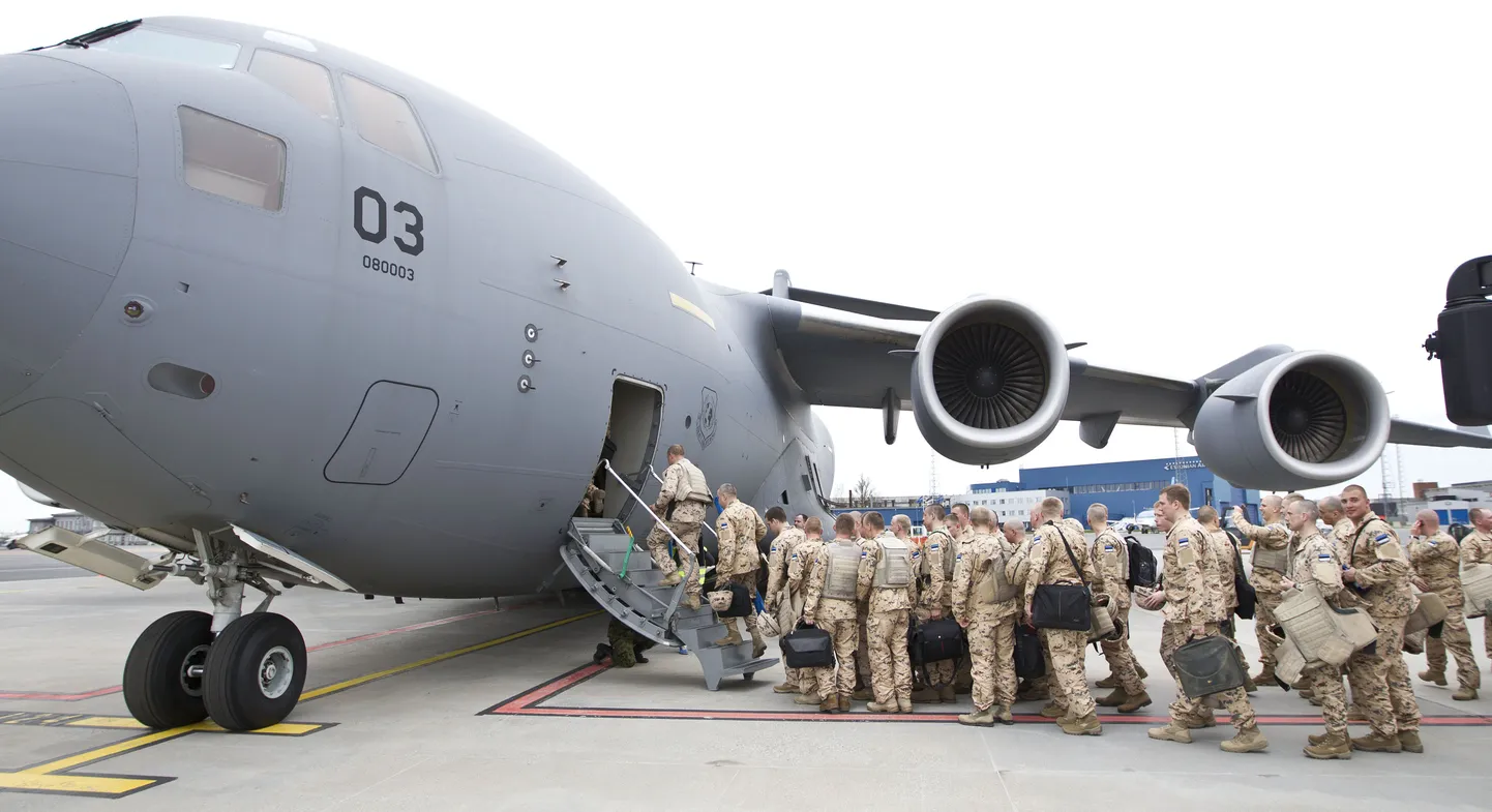 Kaitseväelased siirdumas Afganistani lennukile.