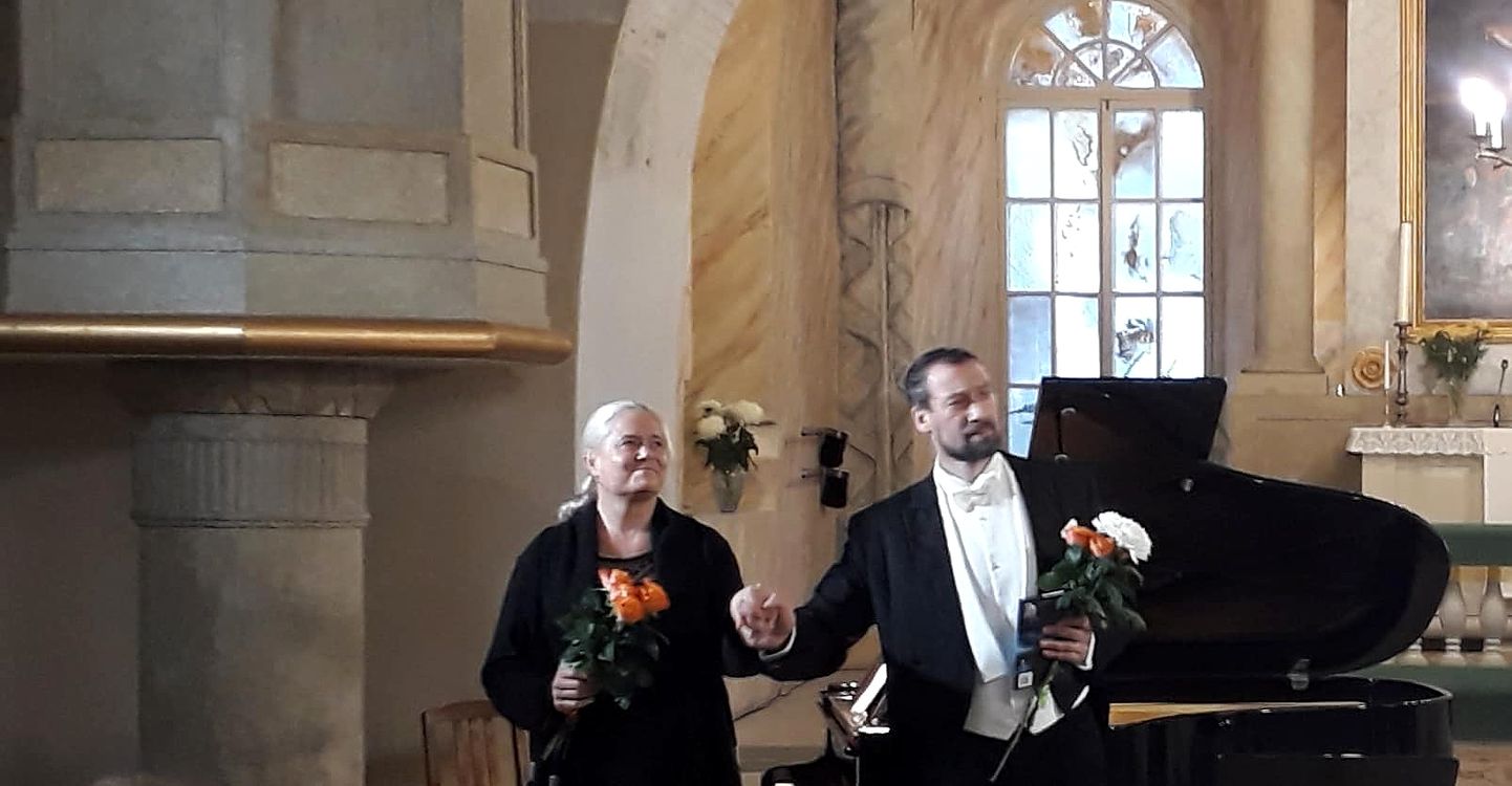FILIGRAANNE TÖÖ: Ain Anger ja kontsertmeister Kristin Okerlund pärast kontserdi lõppu vastu võtmas publiku tormilisi tänuavaldusi.