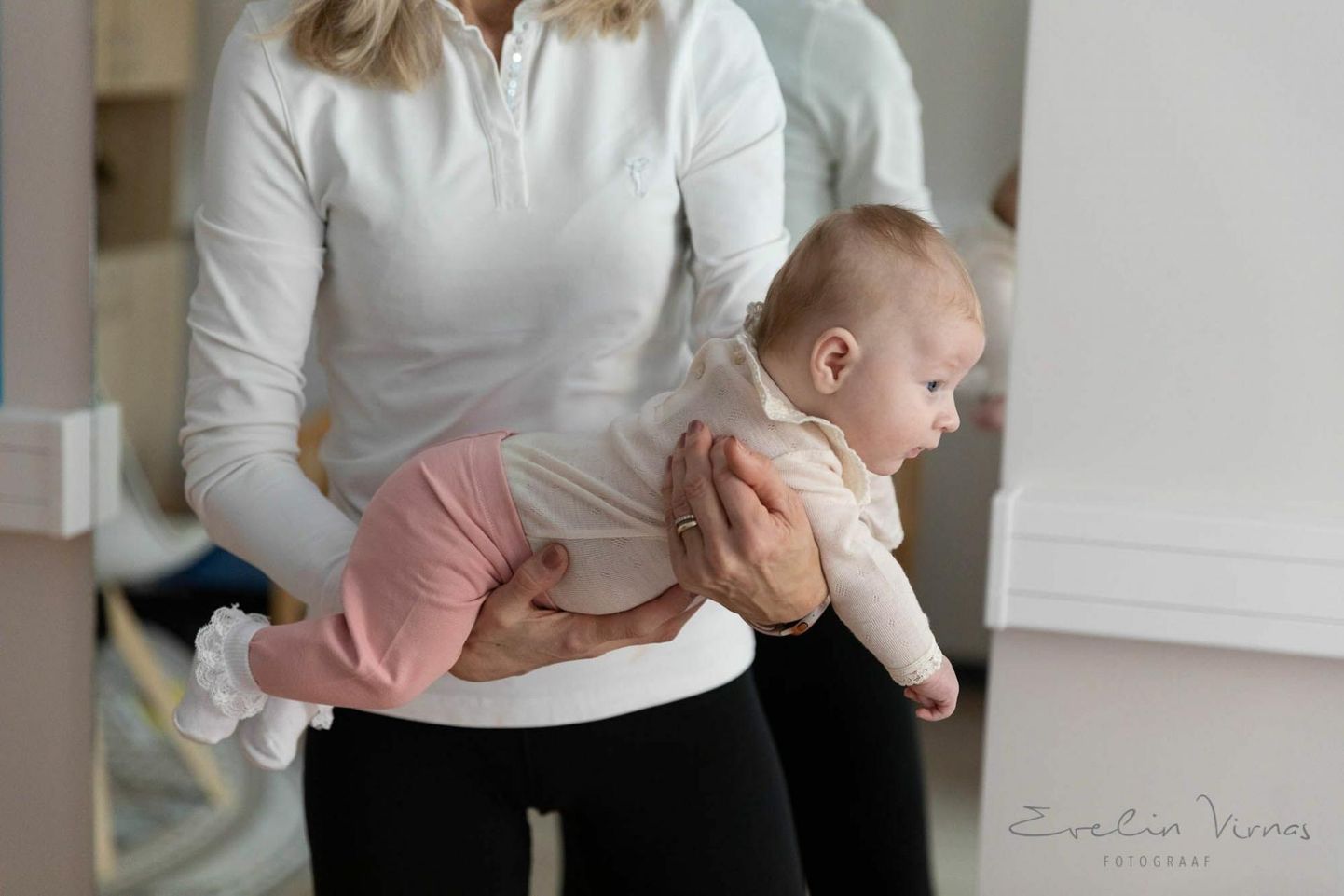 Lapse liikuvust ja üldist arengut saab ergutada mitmel moel, näiteks teda õigesti kõhuli süles hoides. FOTOd: Evelin Virnas
