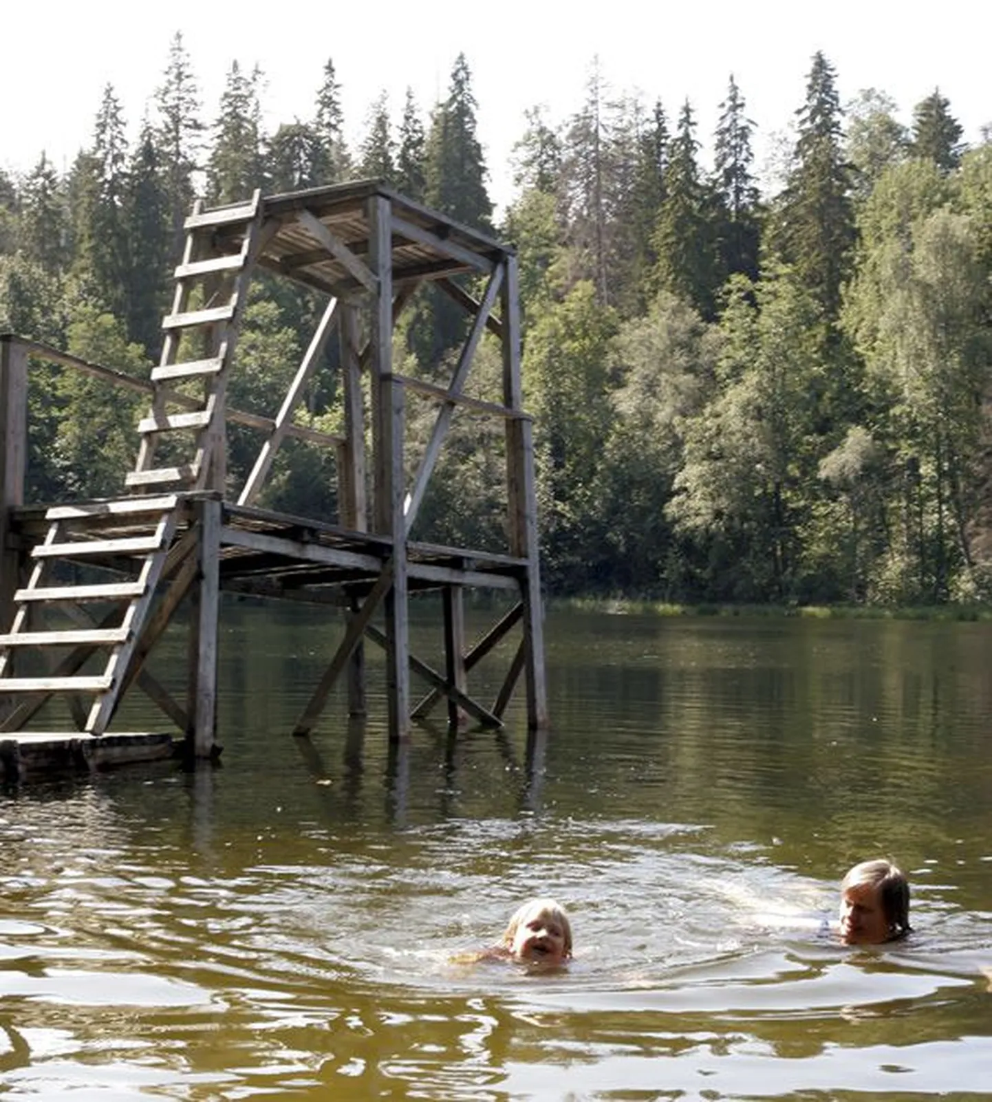 Neeruti Kahejärv on mõnus supluspaik privaatsust armastavale  inimesele.