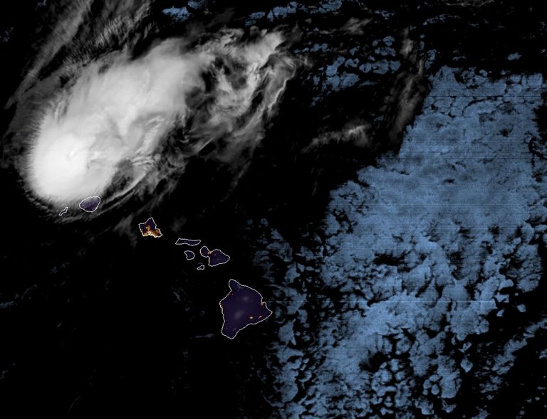 USA ookeani ja atmosfääri administratsiooni (NOAA) satelliidipilt orkaan Douglasest, mis liikus Hawaii saartest mööda
