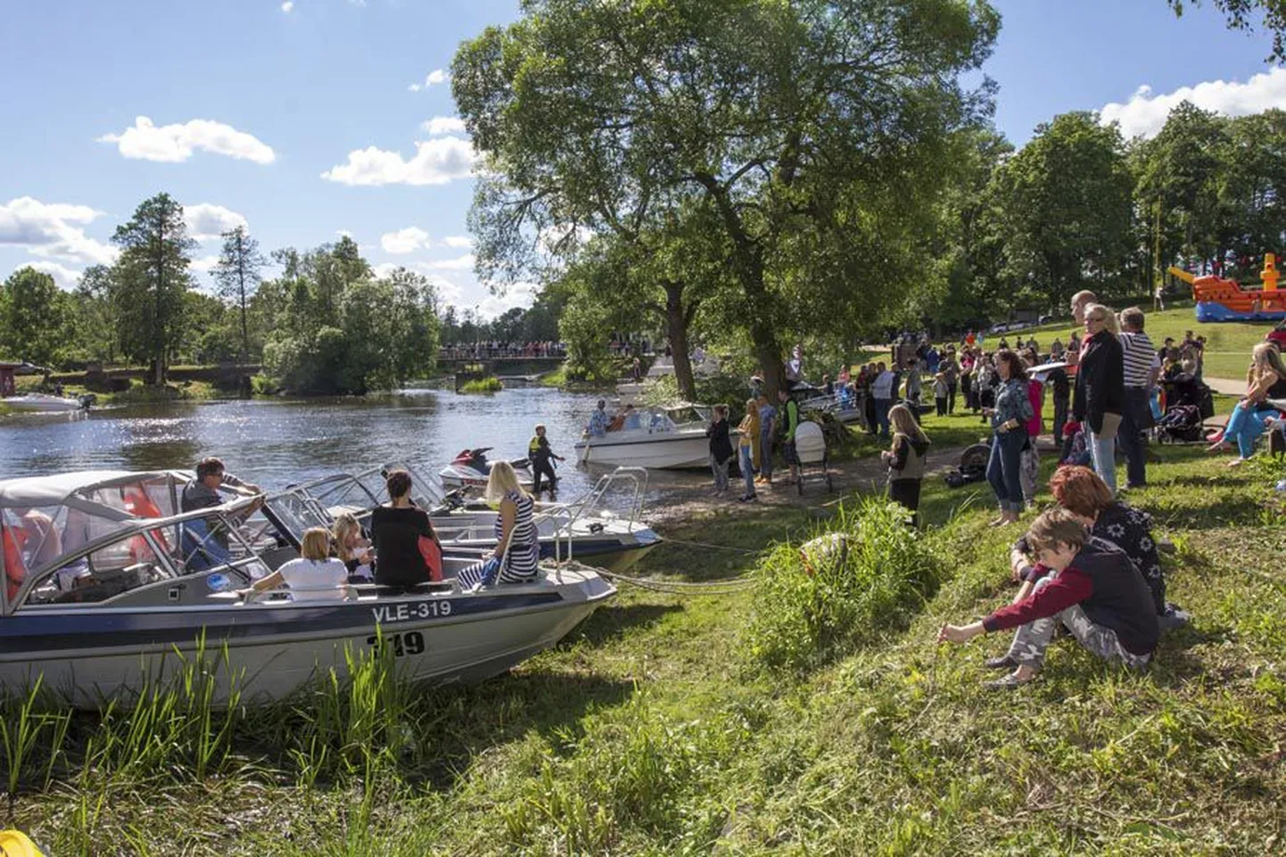 Tänu projektis «Riverways» osalemisele sai Tarvastu vallas asuv Suislepa puhkekoht täiendust infotahvlite ja puitrajatiste võrra. Lisaks puhastati külast läbi voolava Õhne jõe sängi. Pilt pärineb tänavuselt Suislepa paadipäevalt.