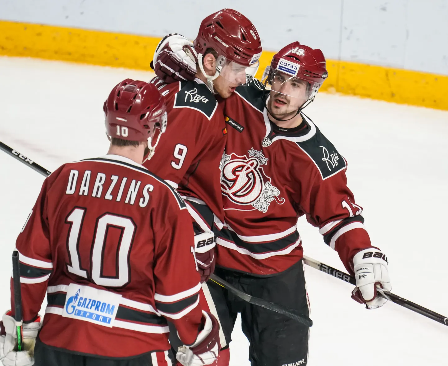 Rīgas "Dinamo" hokejisti Lauris Dārziņš, Kārters Eštons un Miķelis Rēdlihs