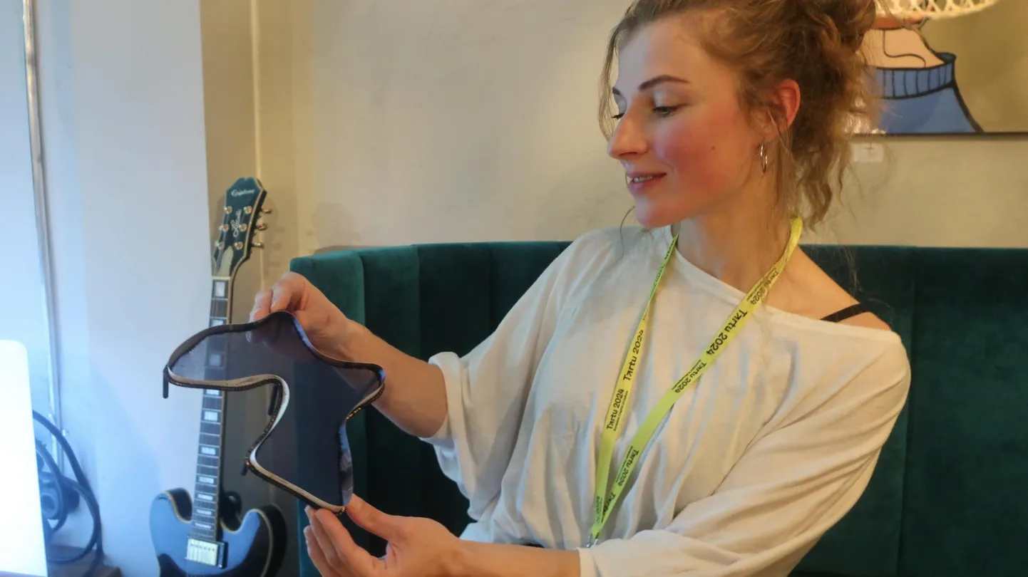 Arhitekt Helmi Marie Langsepp loodava näitusepinna maketiga