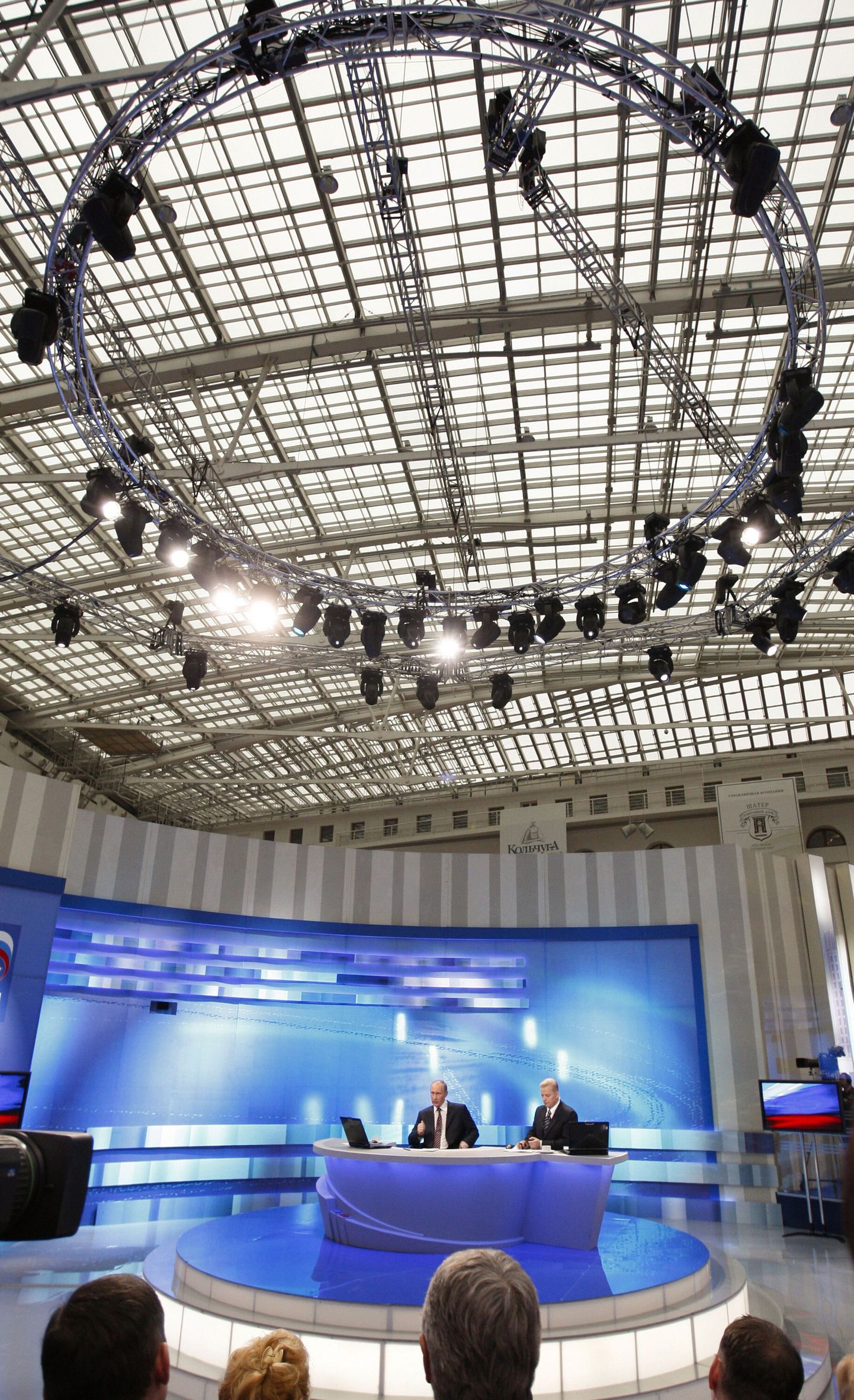 Moskva telestuudio, kus vestleb rahvaga otse-eetri vahendusel peaminister Vladimir Putin.