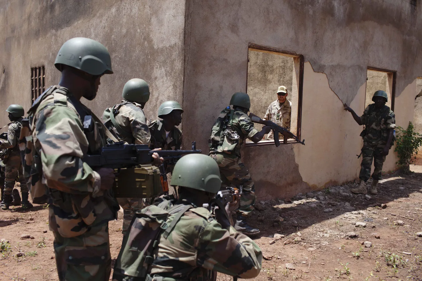 Mali sõdurid väljaõppel Koulikoros. Kuigi Euroopa Liidu lahingugruppide saatmine sellesse Aafrika riiki ei leidnud liikmesriikide toetust, osalevad seal ühenduse sõjalise missiooni koosseisus 2013. aastast ka Eesti kaitseväe instruktorid.