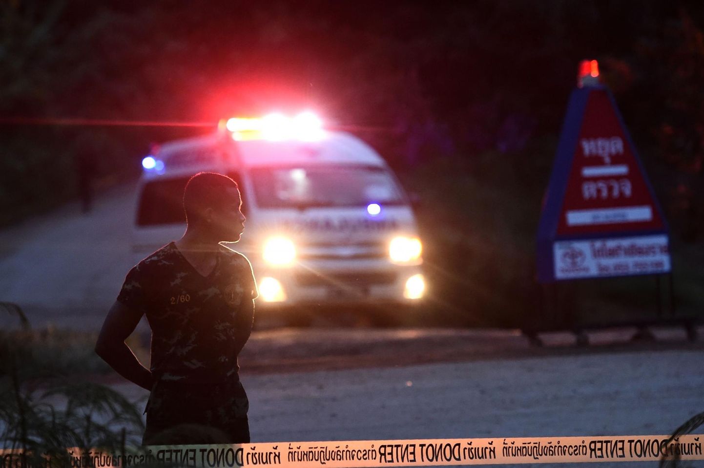 Kiirabi lahkumas sündmuskohalt, kus toimus 12 poisi ja nende treeneri päästeoperatsioon. 